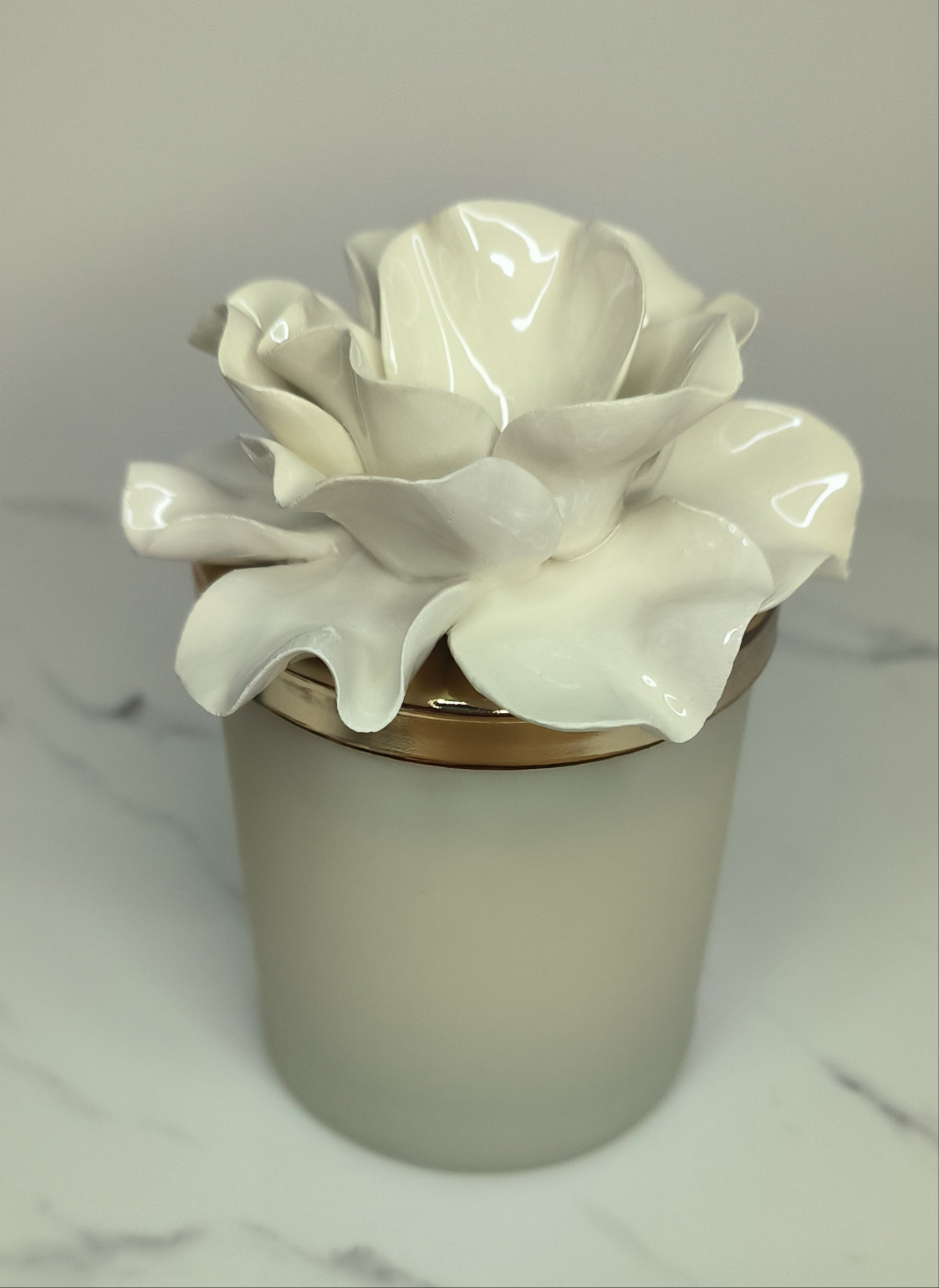 Candela profumata con fiore Camelia di ceramica di Capodimonte