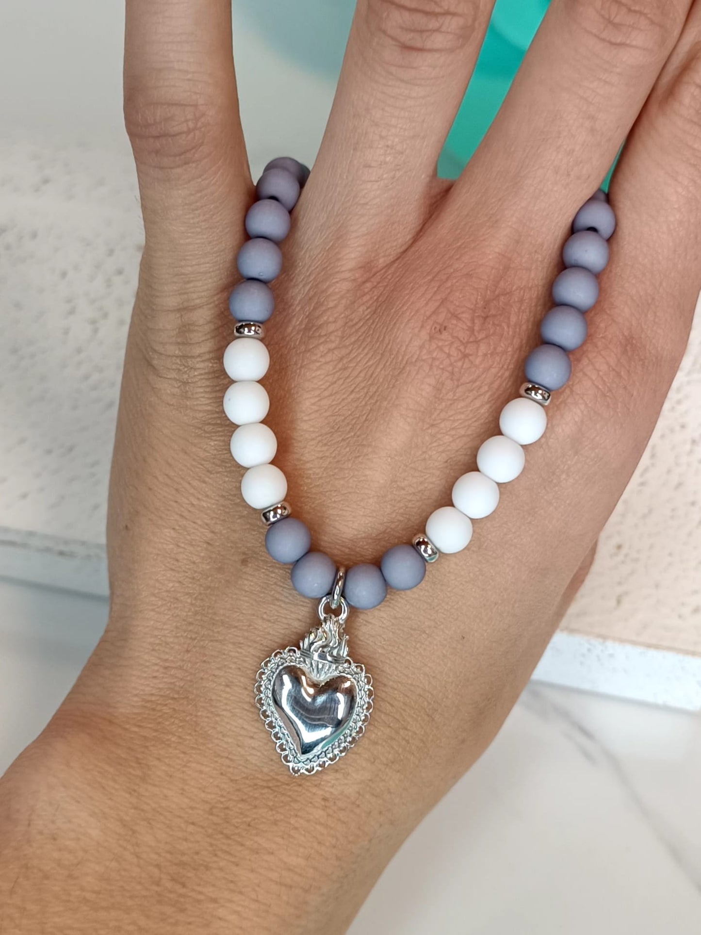 Collana Cuore di Napoli con bianche grigio e Sacro Cuore in argento 925 regolabile.