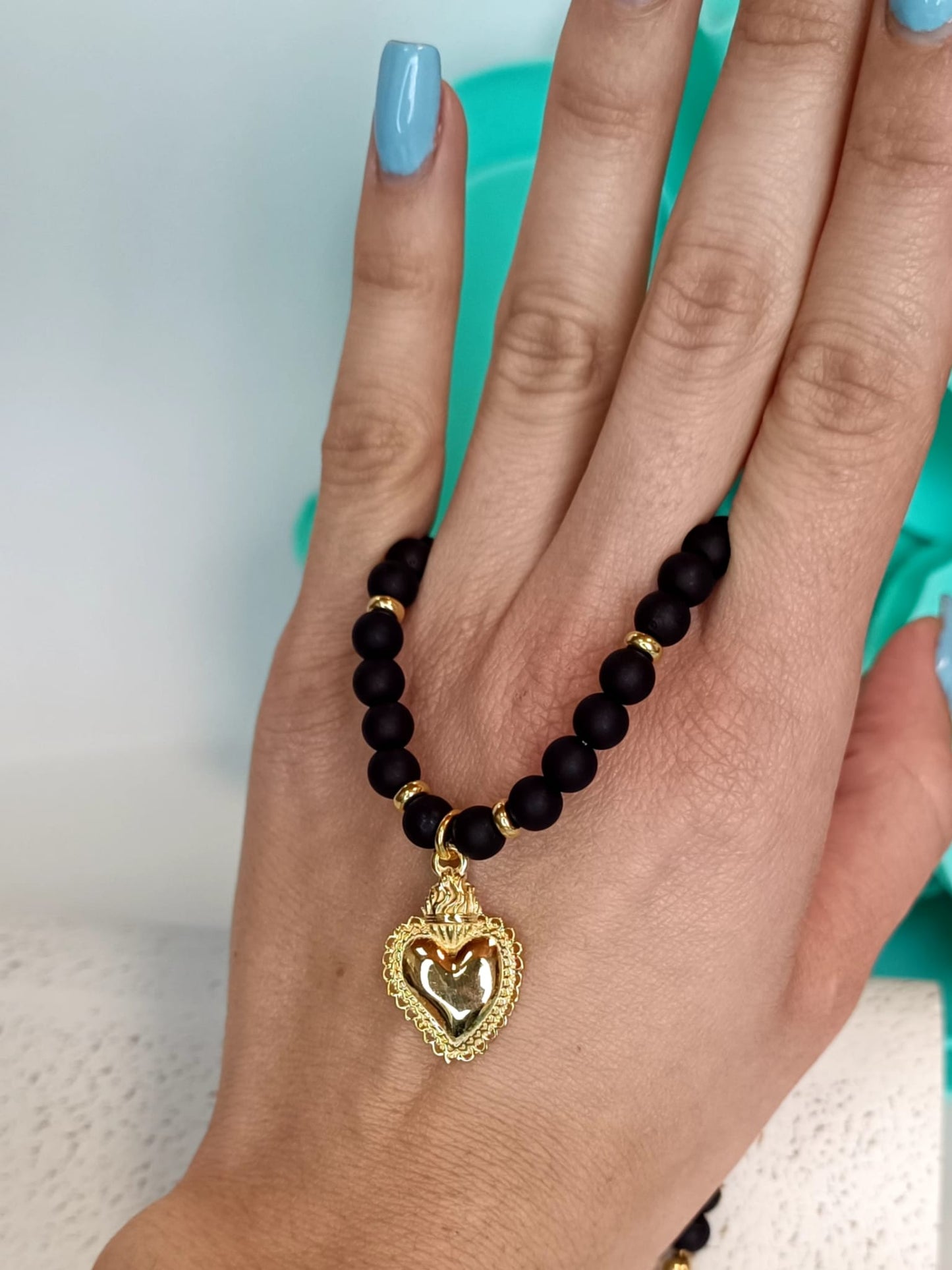 Collana Cuore di Napoli con perle nere e Sacro Cuore in argento 925 rodiato in oro regolabile.