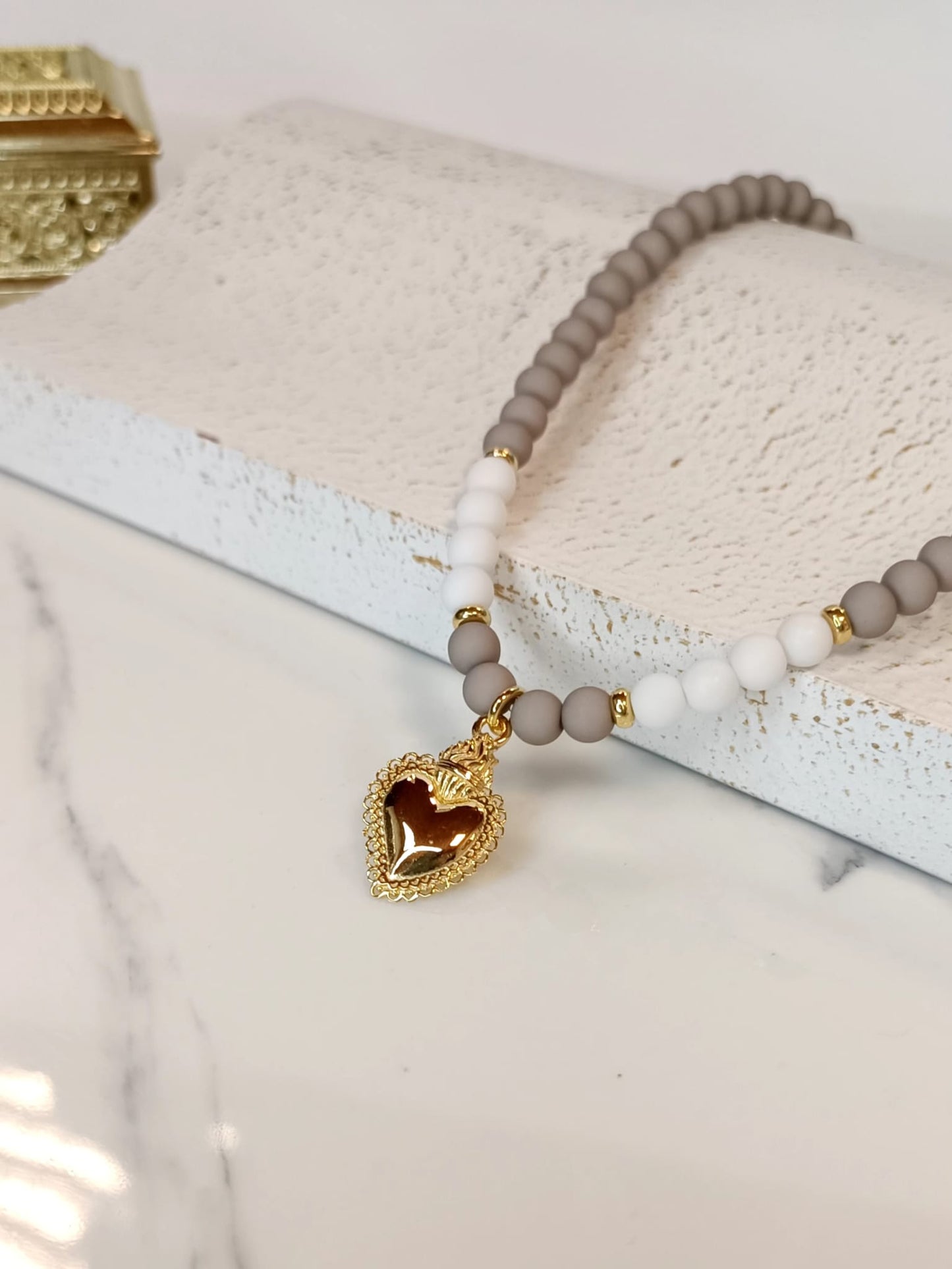 Collana Cuore di Napoli con bianche tortora e Sacro Cuore in argento 925 rodiato in oro regolabile.