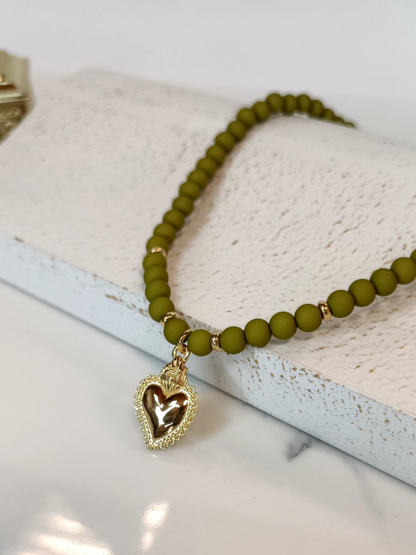 Collana Cuore di Napoli con perle verdi e Sacro Cuore in argento 925 rodiato in oro regolabile.