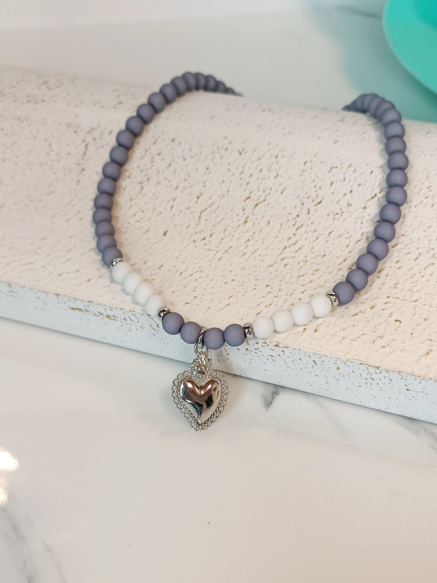 Collana Cuore di Napoli con bianche grigio e Sacro Cuore in argento 925 regolabile.