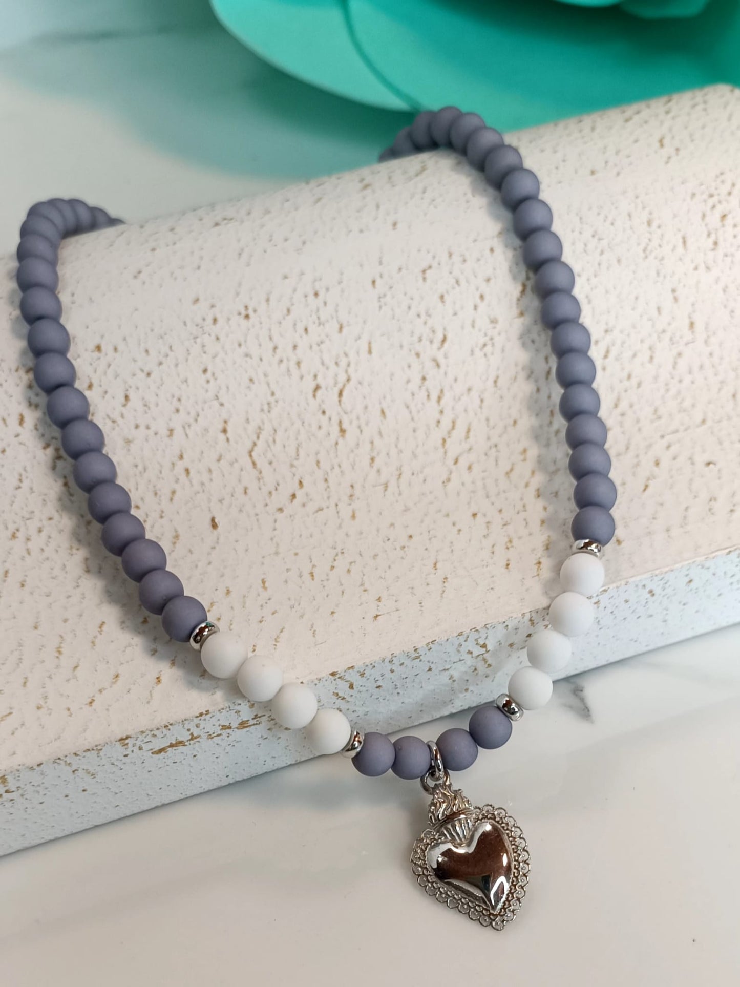 Collana Cuore di Napoli con bianche grigio e Sacro Cuore in argento 925 regolabile.