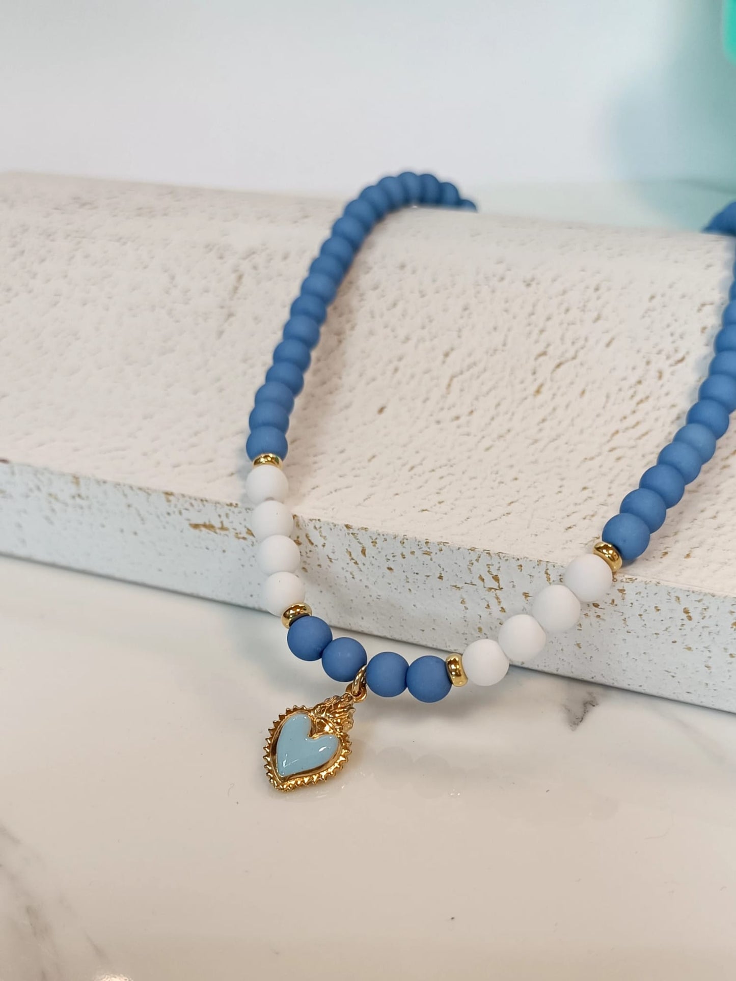 Collana Cuore di Napoli con perle bianche azzurre e Sacro Cuore smaltato in argento 925 rodiato in oro regolabile.