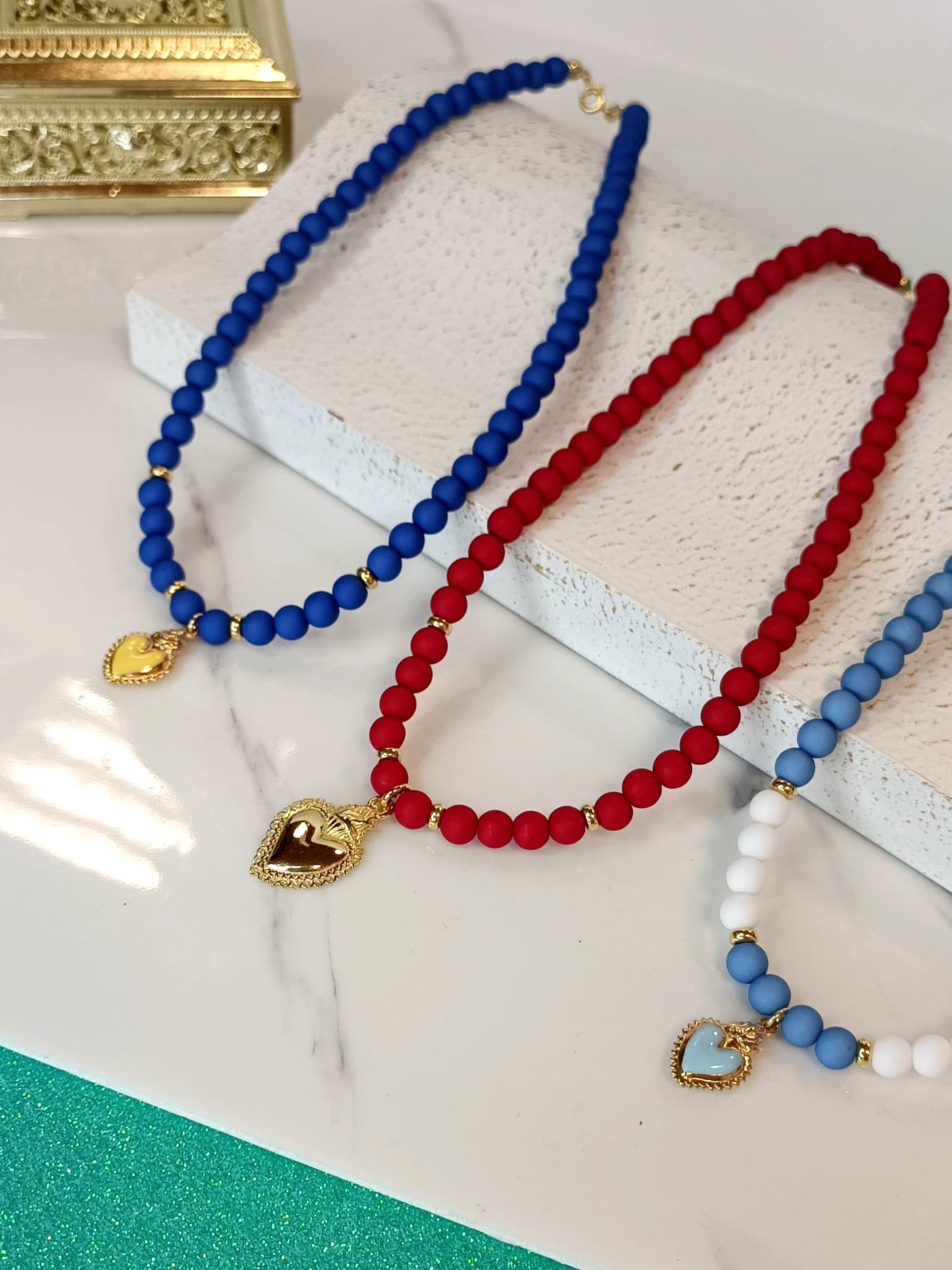 Collana Cuore di Napoli con perle blu e Sacro Cuore smaltato in argento 925 rodiato in oro regolabile.