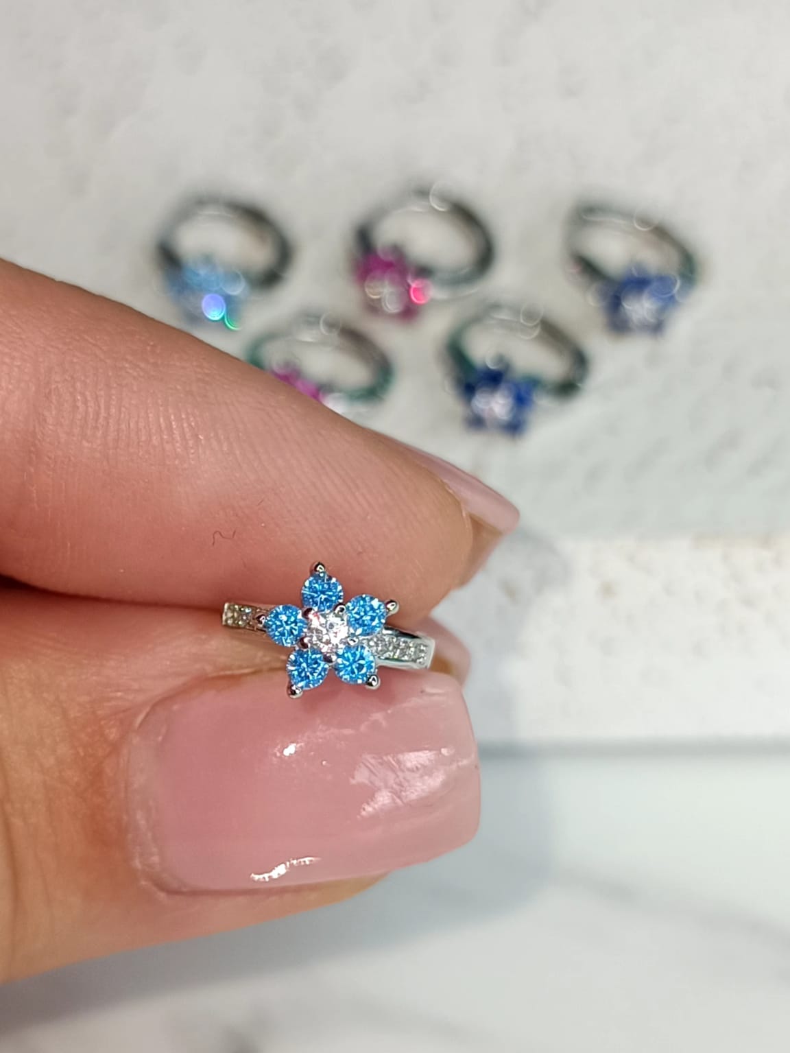 Orecchino mini hop fiore di maggio in argento 925 e zirconi color.