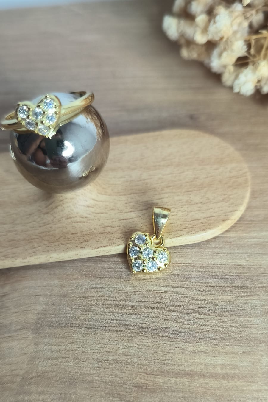 Parures set tre pezzi Gioielli Anello regolabile Orecchini e Ciondolo cuore in argento 925 placcato oro.