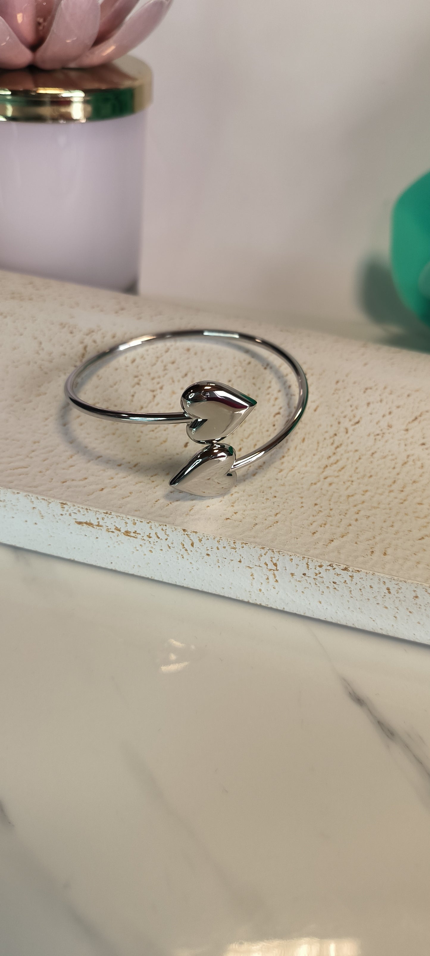 Bracciale in argento Cupido rigido con cuori .