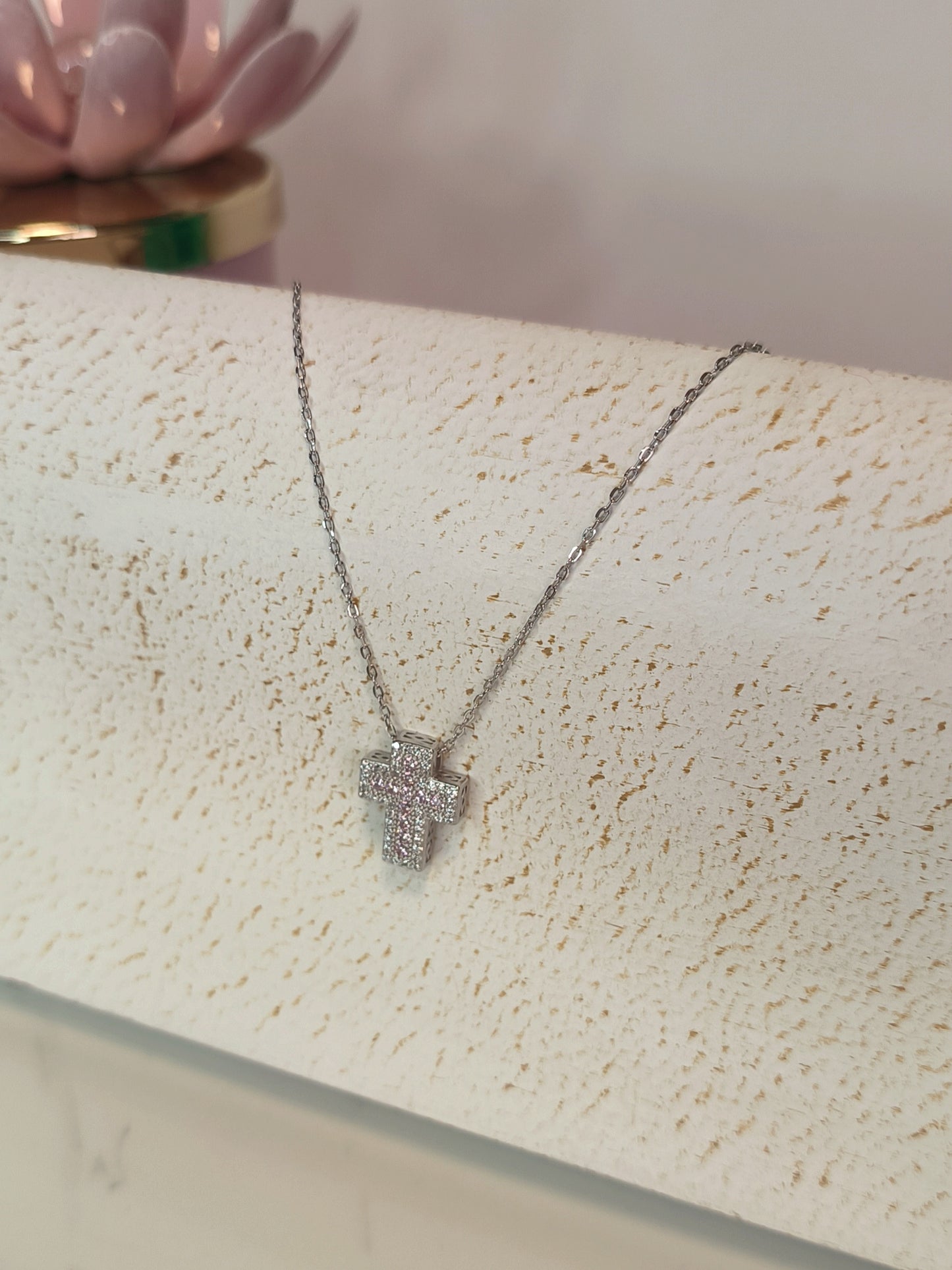 Collana in argento con croce di zirconi bianchi e toni di rosa