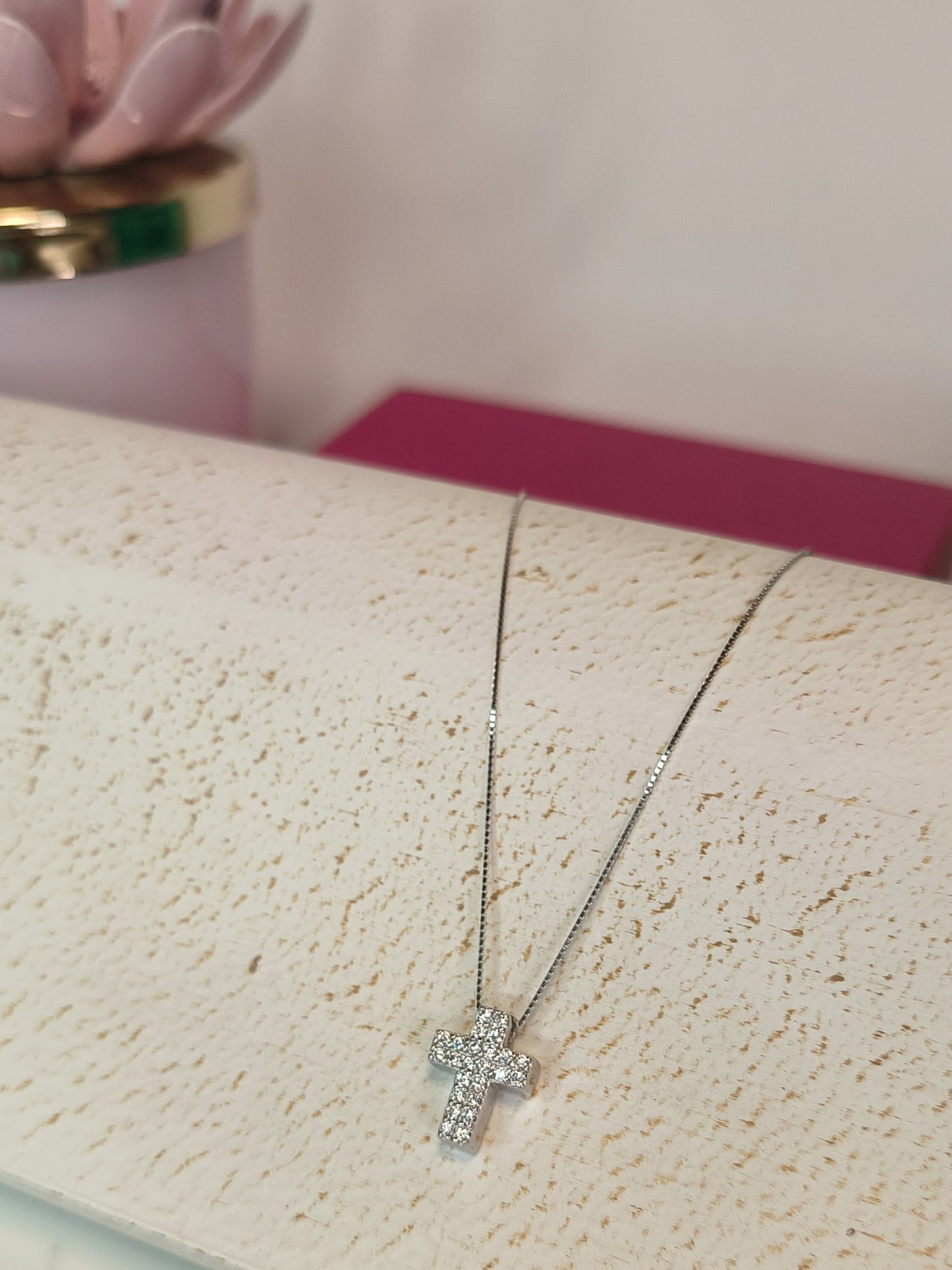 Collana in argento con croce di zirconi