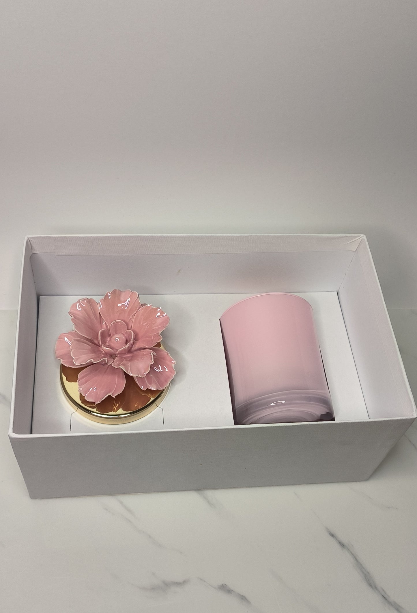 Candela profumata con fiore Rosa striata in ceramica di Capodimonte