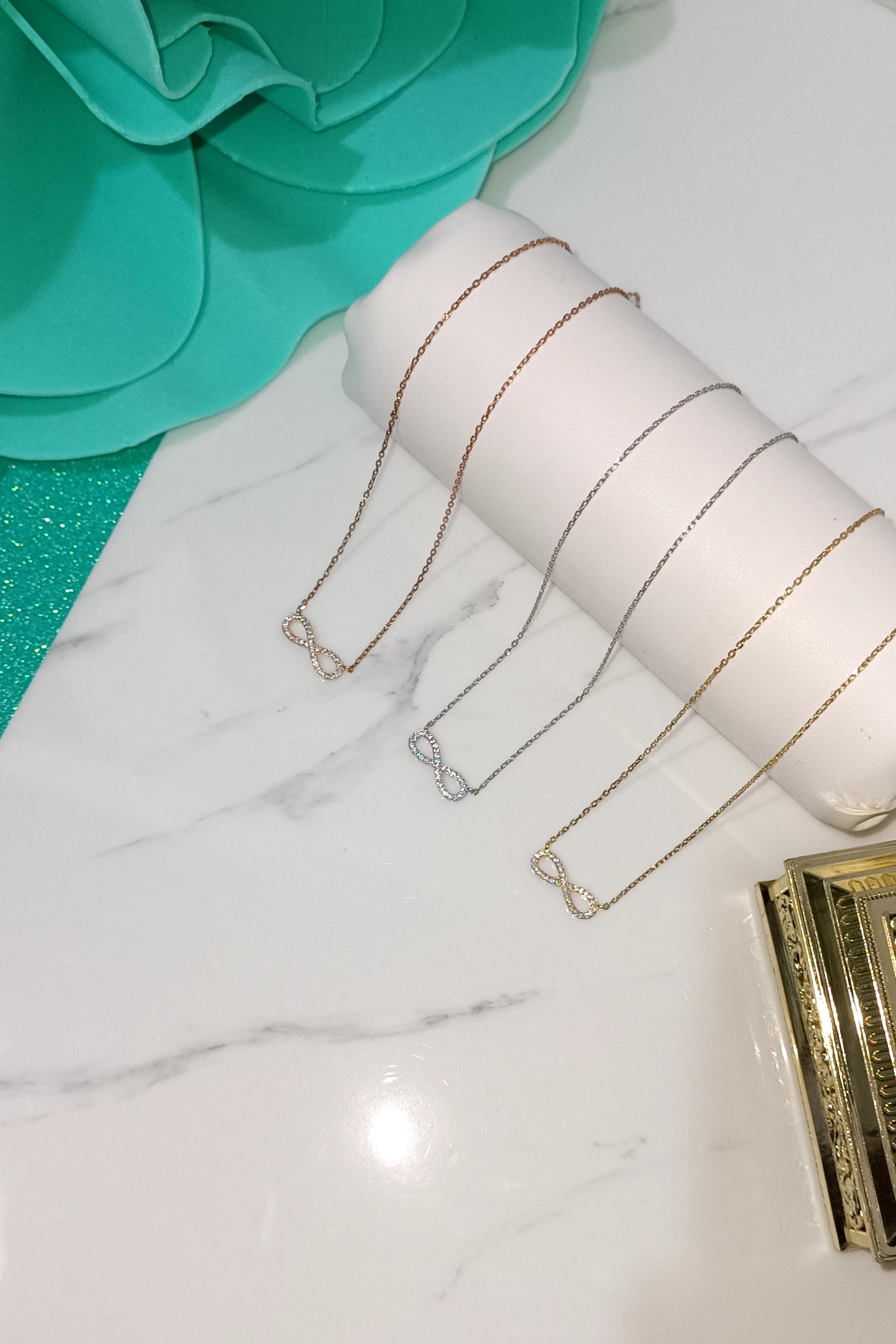 Collana Collier infinito in argento 925 rodiato e zirconi