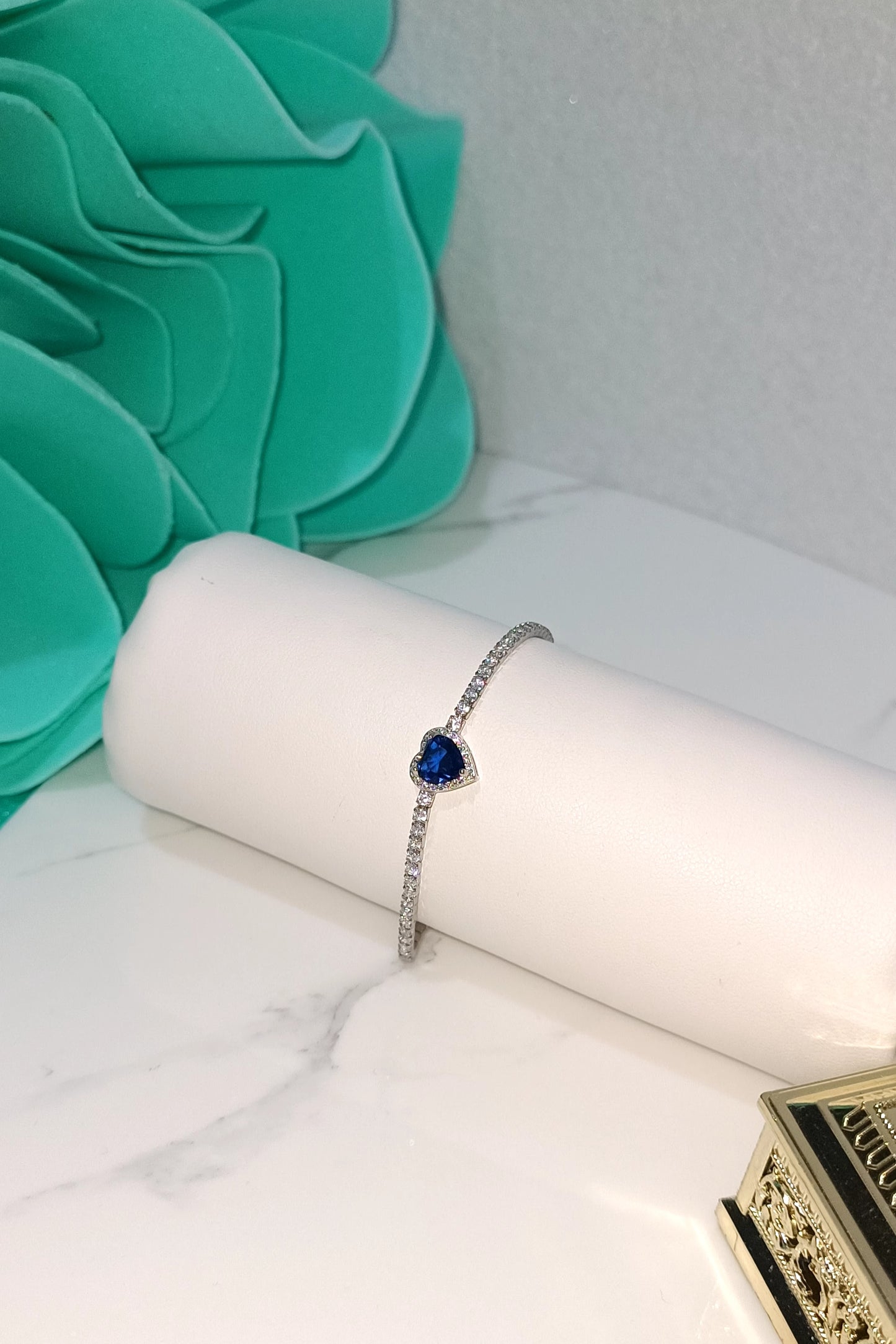 Tennis bracelet with blue sapphire heart in 925 silver and extra White diamond-cut zircons with adjustable closure