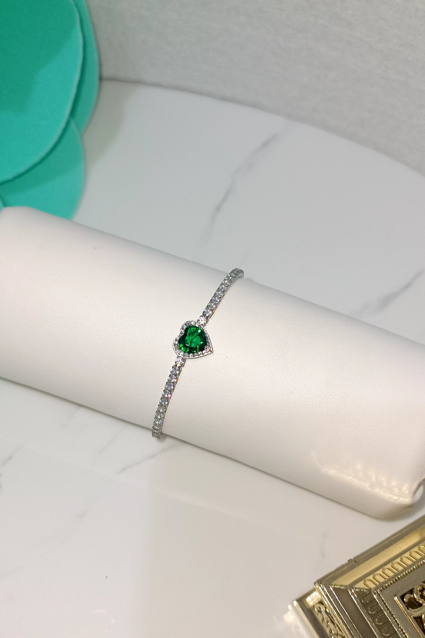 Tennis bracelet with emerald heart in 925 silver and extra White diamond-cut zircons with adjustable closure.