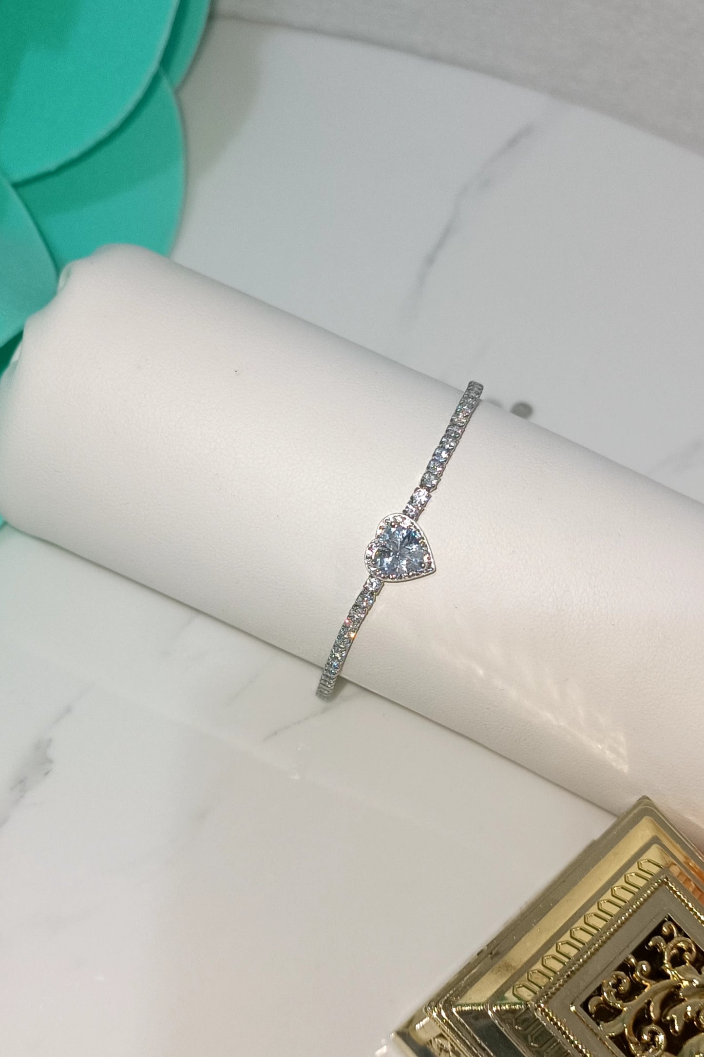 Bracciale tennis con cuore bianco in argento 925 e zirconi extra White taglio diamante con chiusura regolabile.