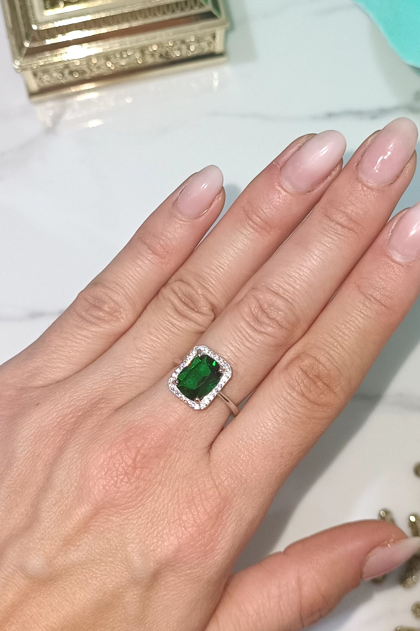 Anello vintage Square verde smeraldo in argento 925 e zirconi regolabile.