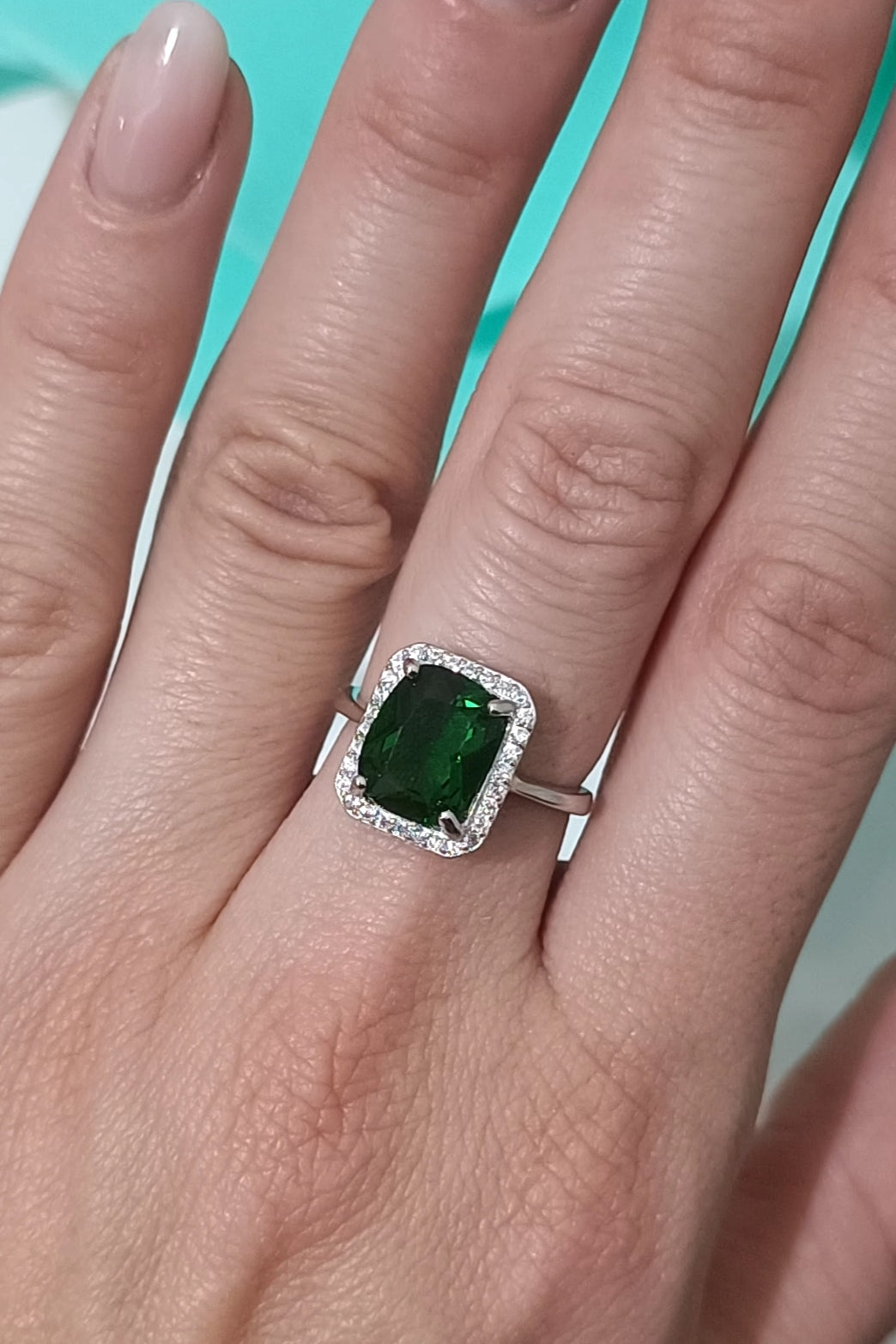 Anello vintage Square verde smeraldo in argento 925 e zirconi regolabile.