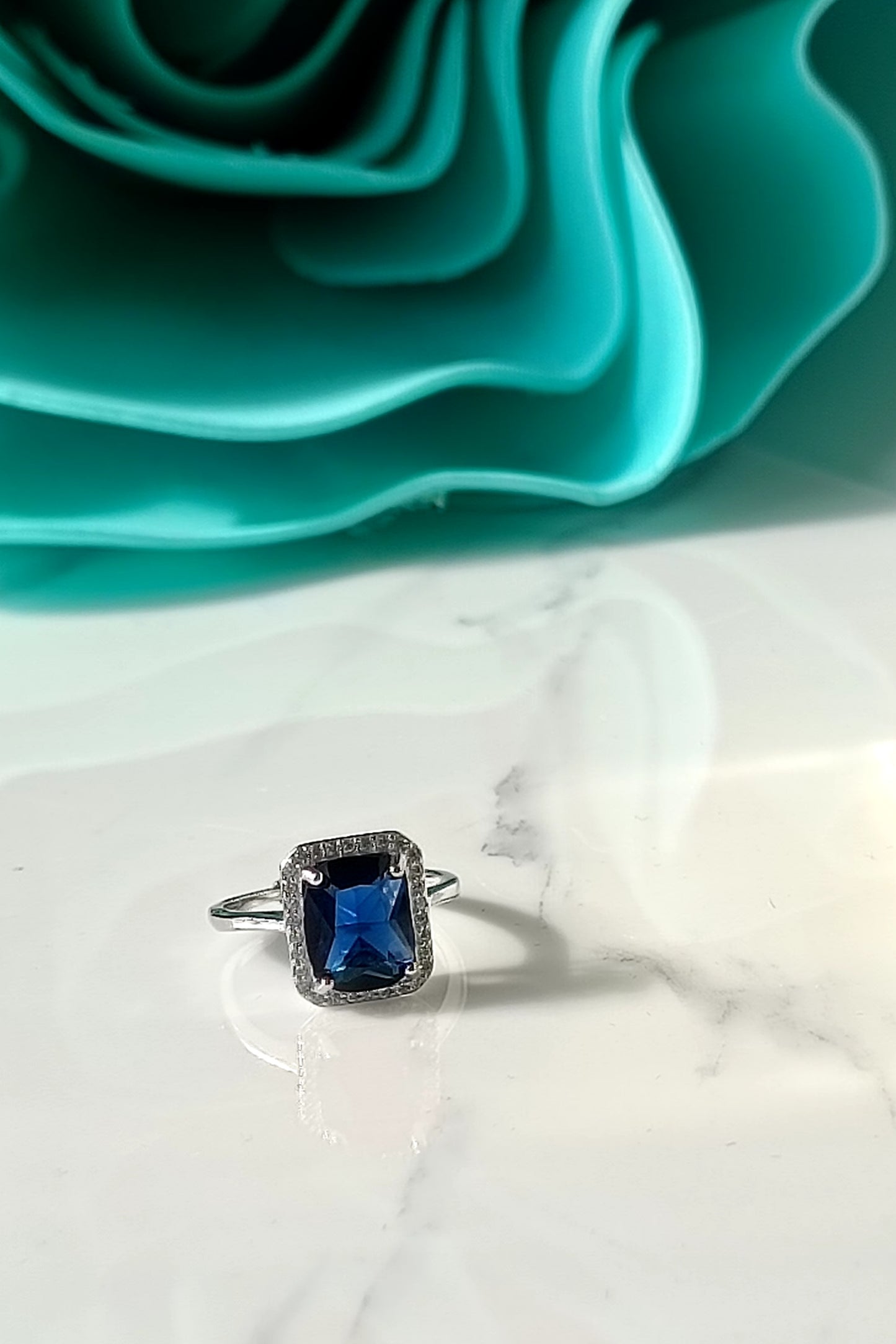 Anello vintage Square blu zaffiro in argento 925 e zirconi regolabile.