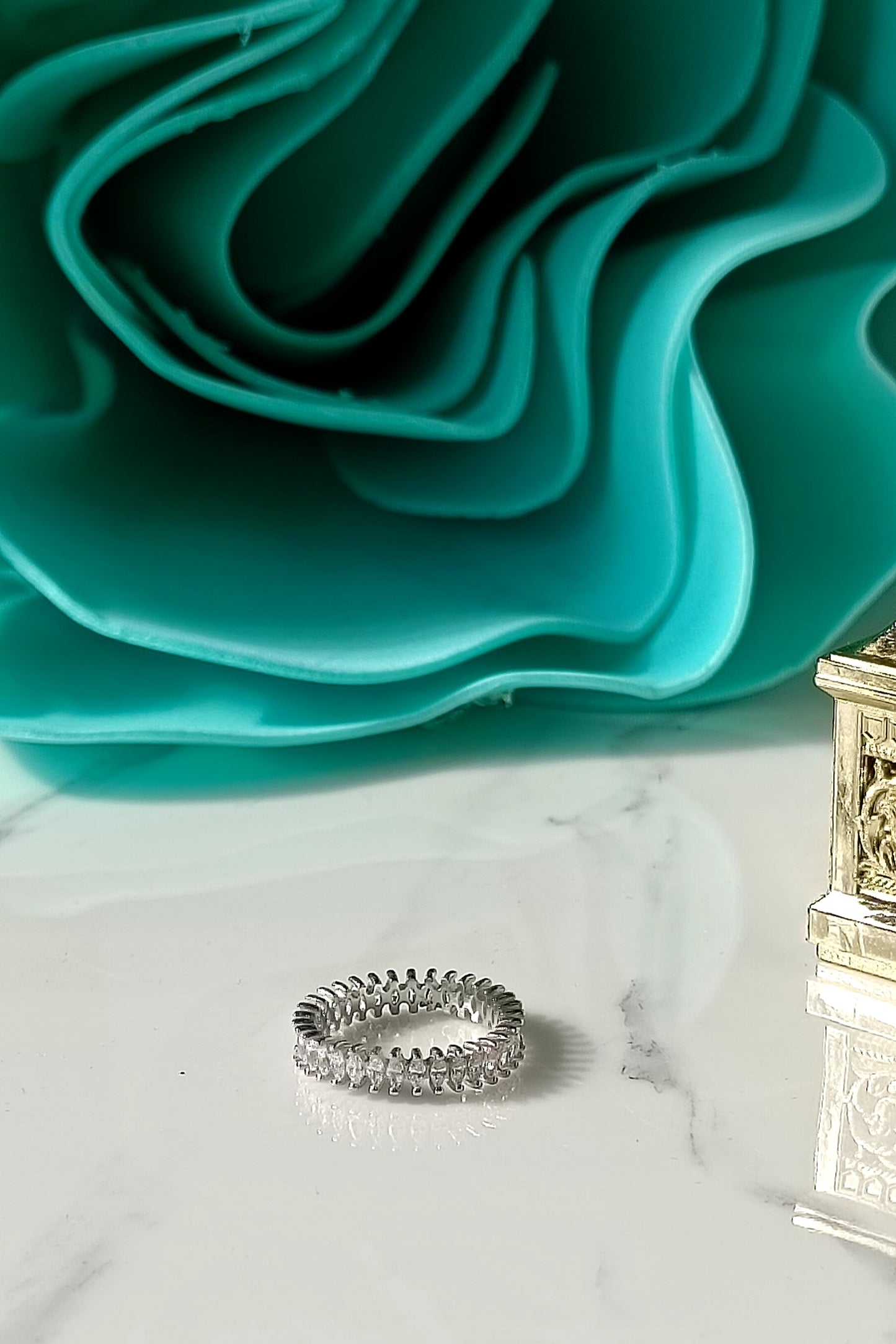 Anello infinity in argento 925 e zirconi taglio marquise.