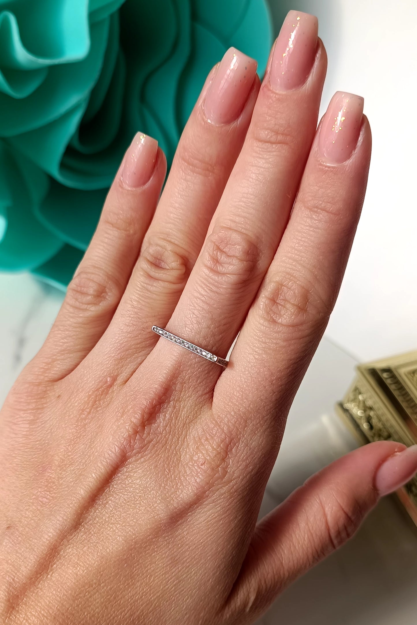 Anello veretta Square in argento 925 e zirconi.