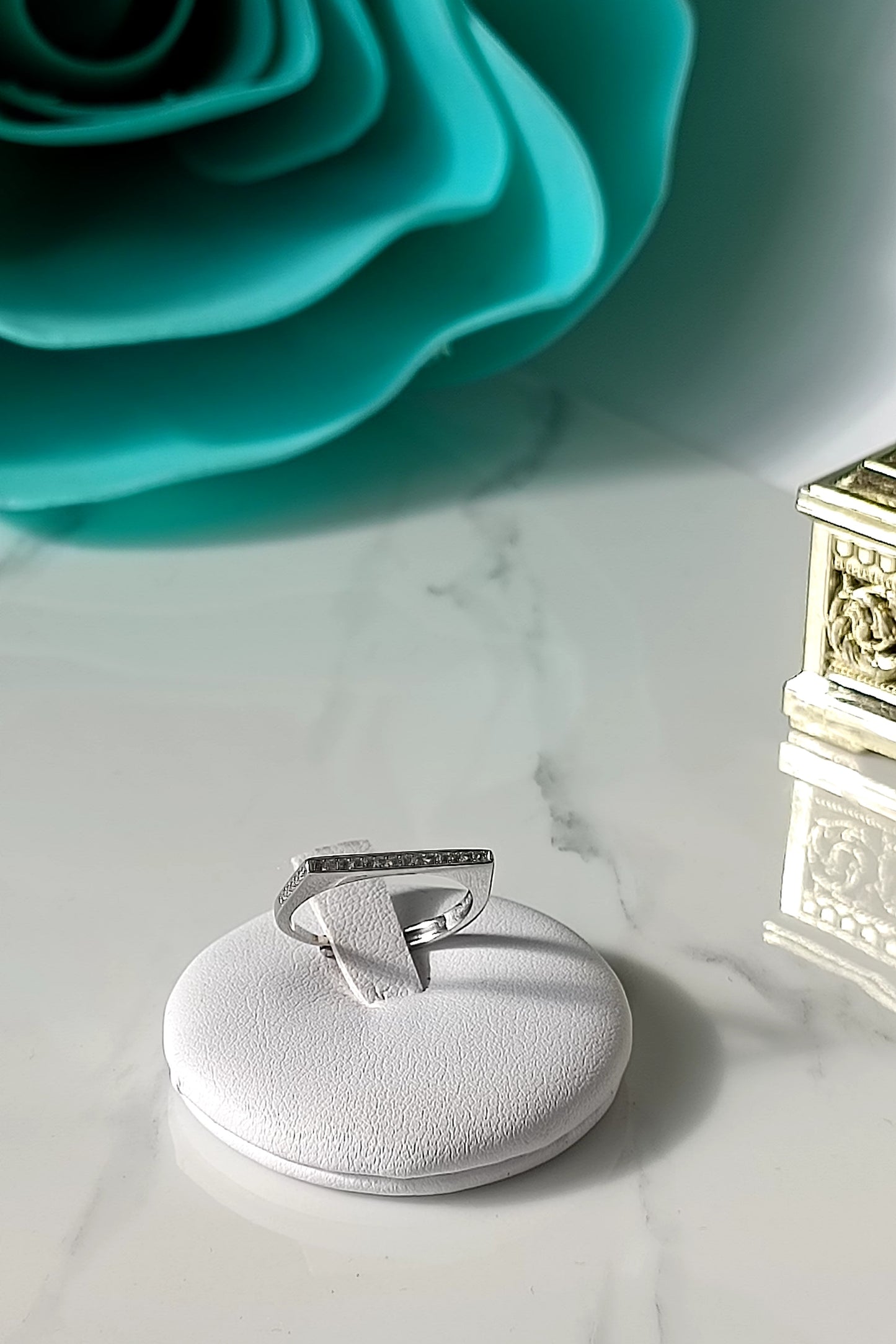 Anello veretta Square in argento 925 e zirconi.