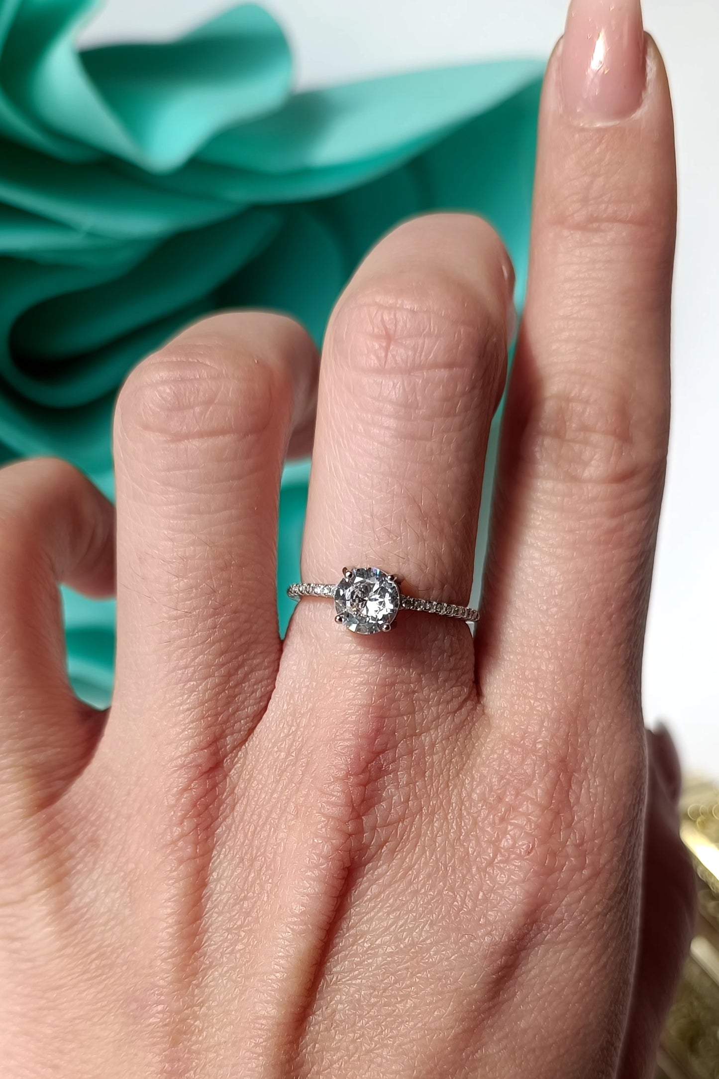 Anello solitario e mezza veretta con zirconi in argento 925.