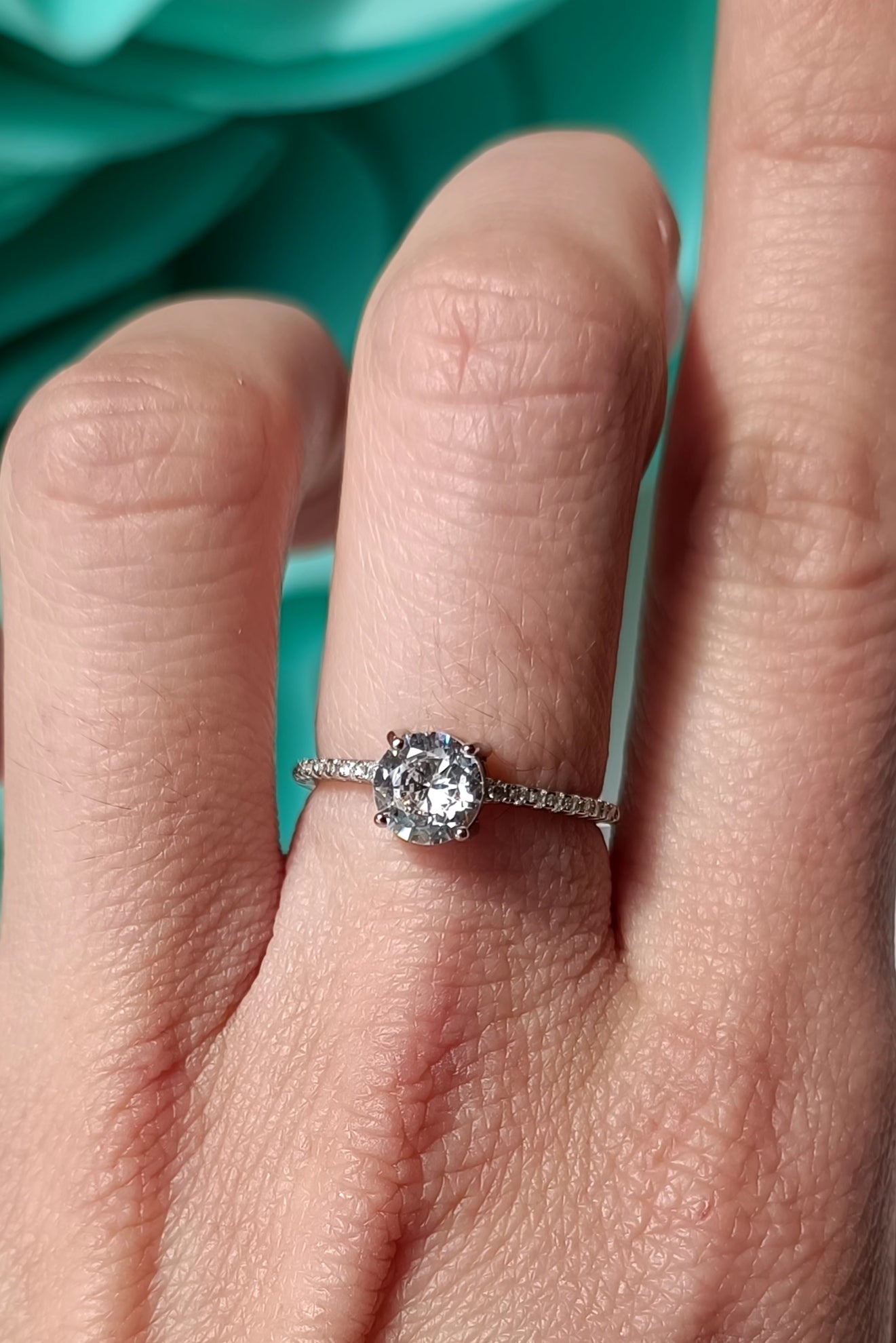 Anello solitario e mezza veretta con zirconi in argento 925.