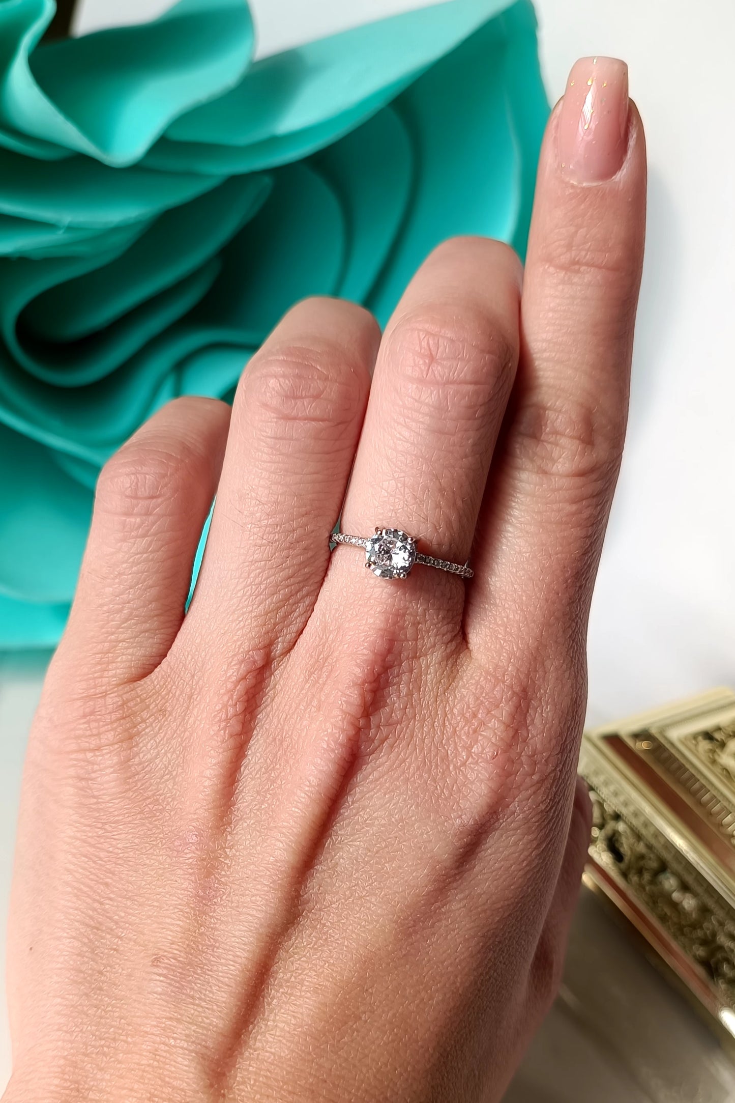 Anello solitario e mezza veretta con zirconi in argento 925.