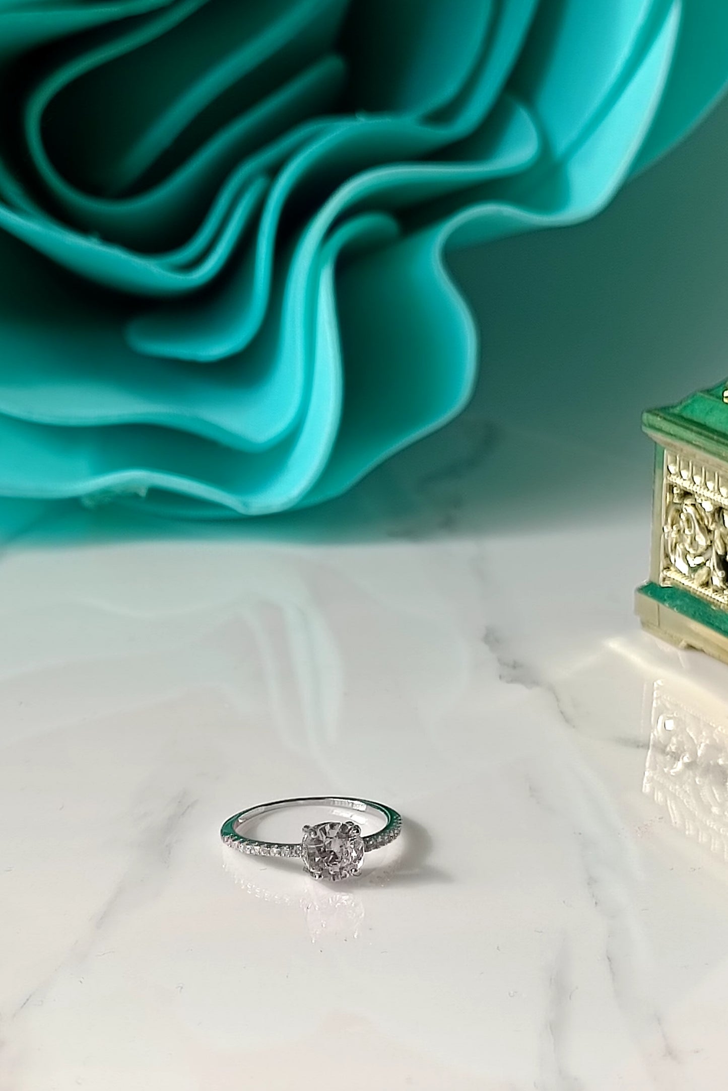 Anello solitario e mezza veretta con zirconi in argento 925.