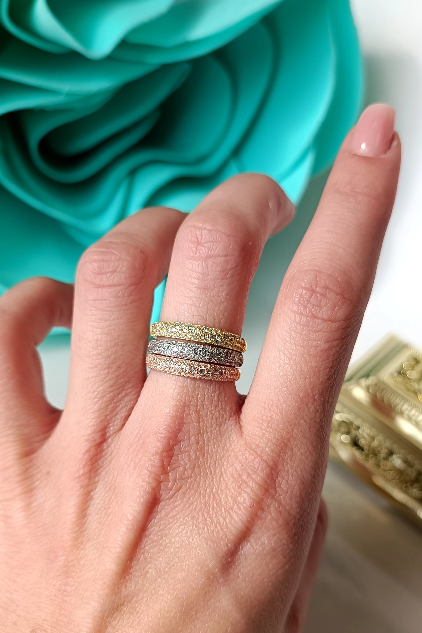 Joy-Ring aus 925er Silber mit Zirkonia-Pavé.