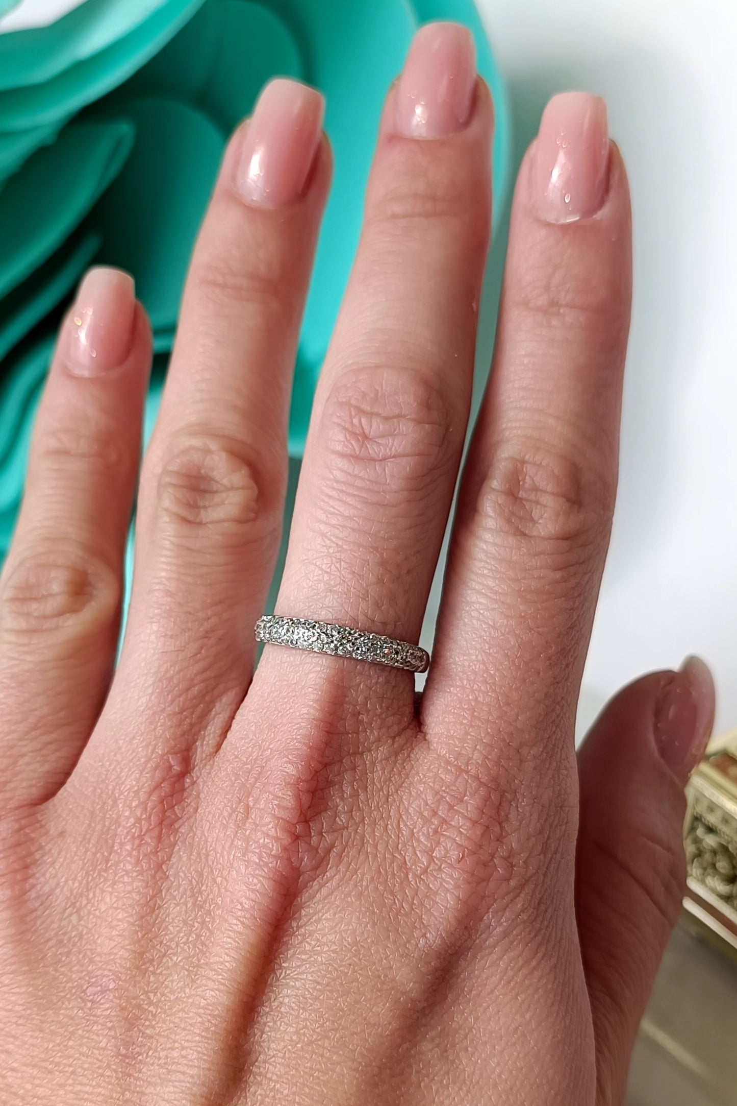 Joy-Ring aus 925er Silber mit Zirkonia-Pavé.