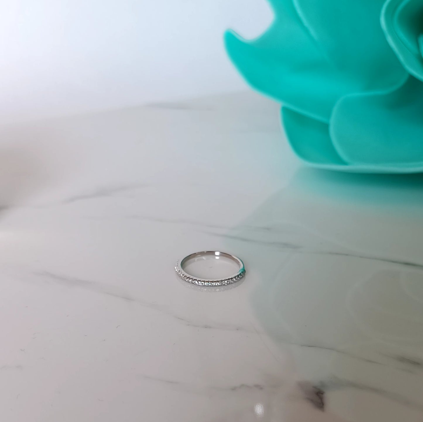 Anello "Delicatezza " mezza veretta in argento 925 e zirconi