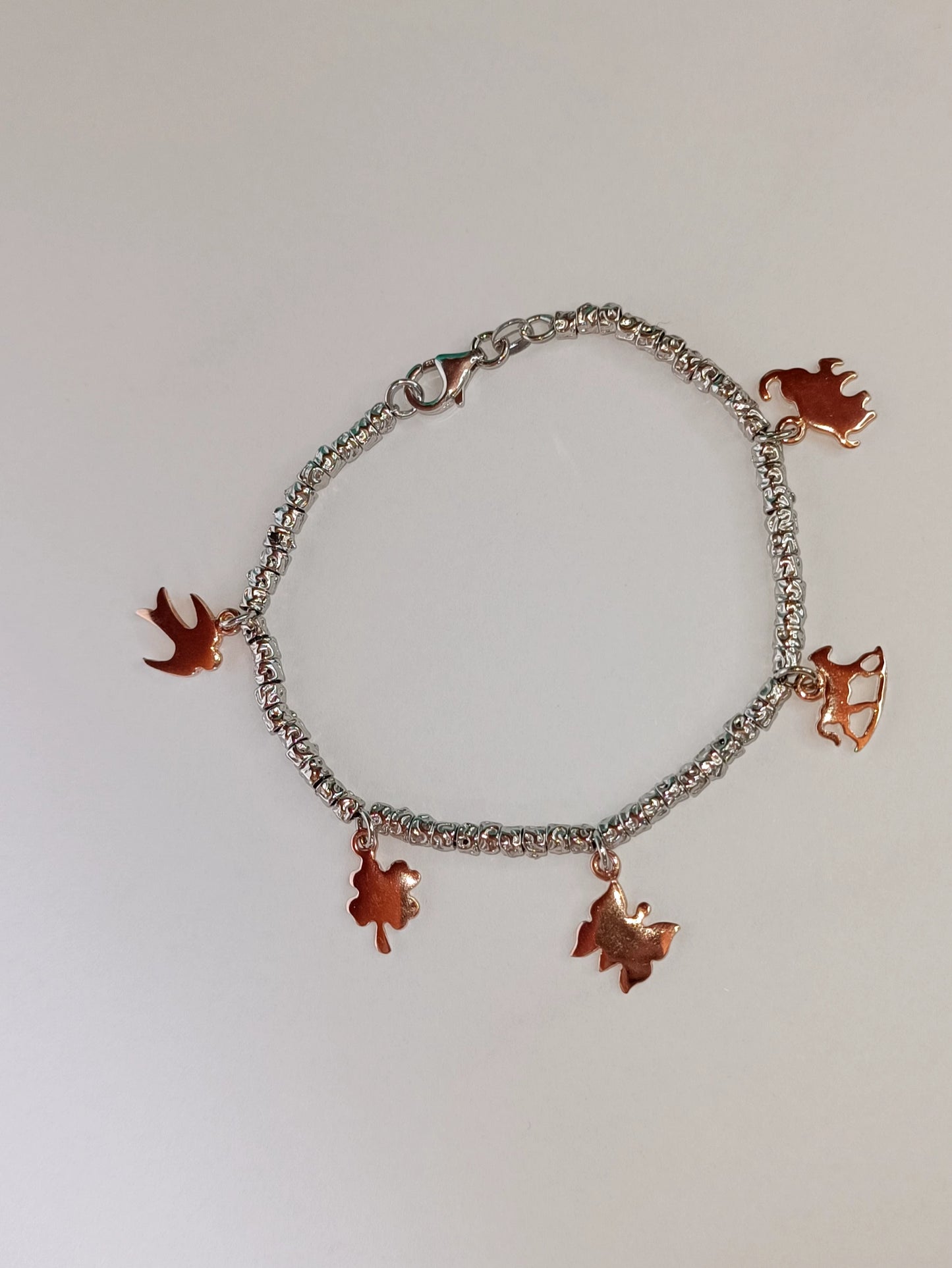 Bracciale stile Dodo in argento 925 con charms placcato oro rosa e chiusura moschettone.