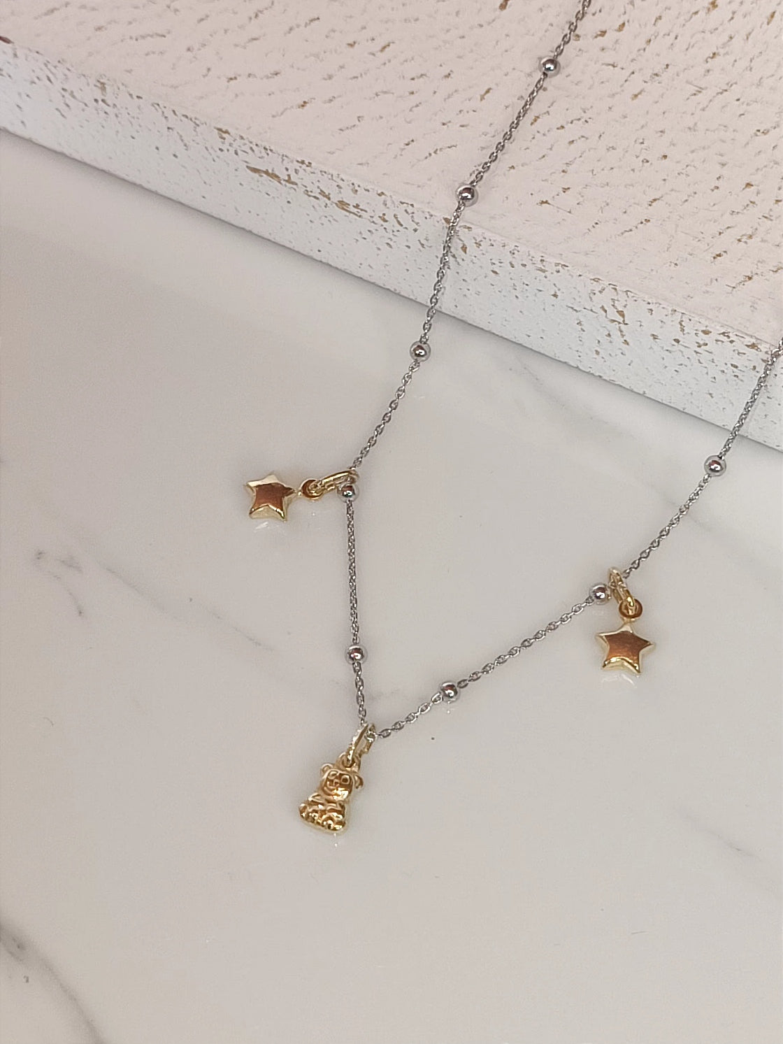 Collana "strapazzami di coccole" filo in grani in argento 925 e charms placcati oro.