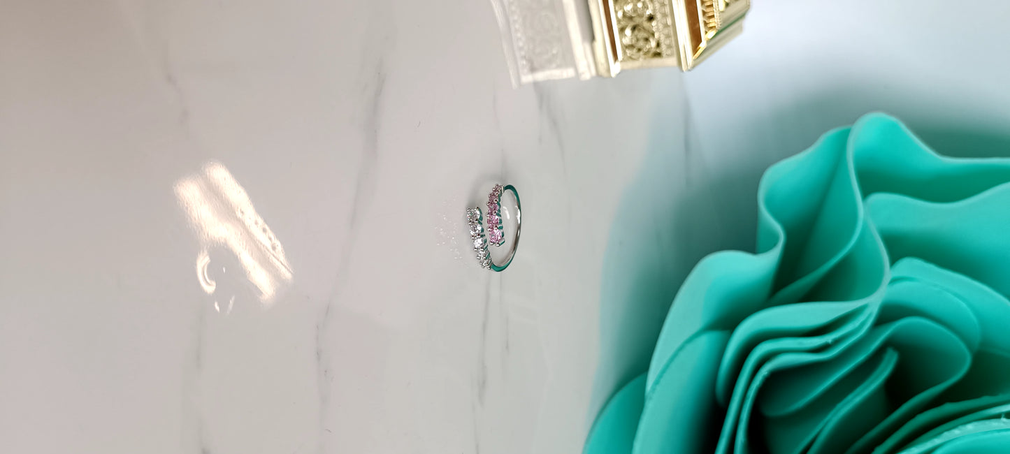 Anello Abbraccio in argento 925 e zirconi bianchi e rosa regolabile.