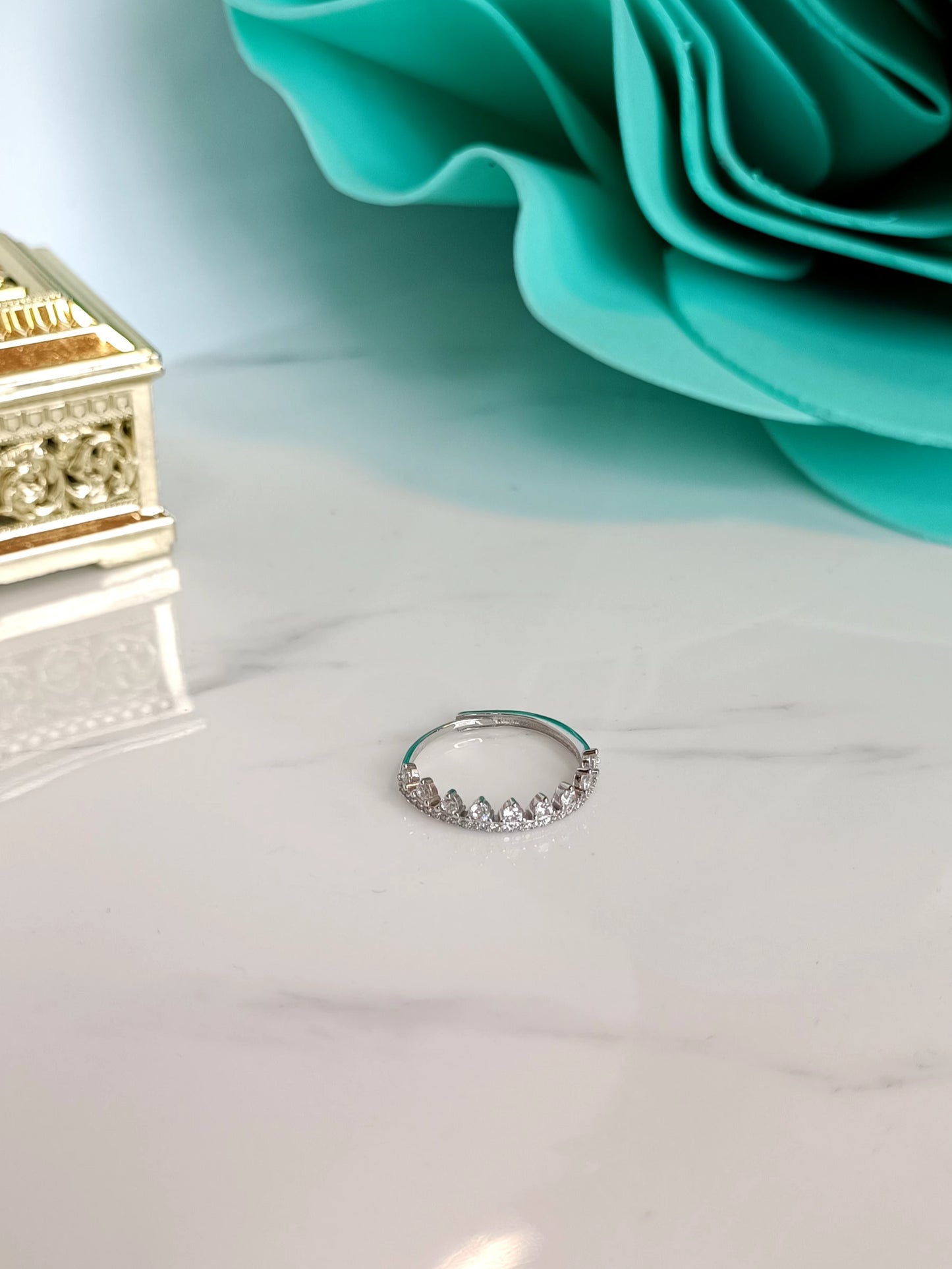 Anello Tiara Coroncina in argento 925 e zirconi extra white regolabile.