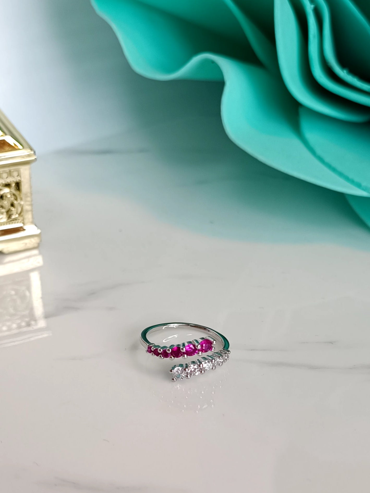 Anello Abbraccio in argento 925 e zirconi bianchi e rosso rubino regolabile.