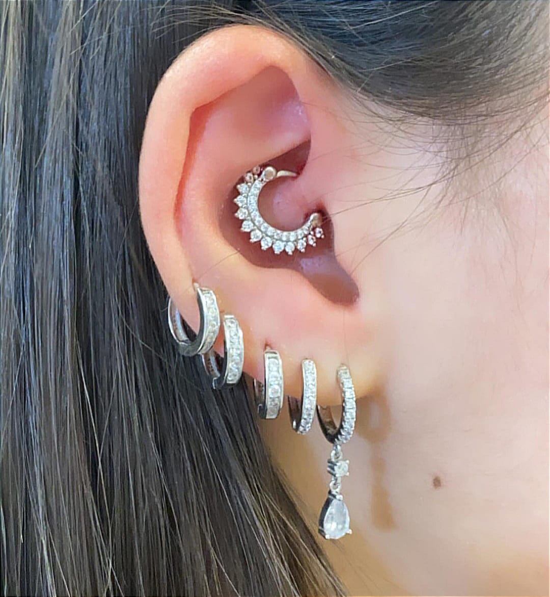 Orecchino piercing Daith merletto small in argento 925 e zirconi.