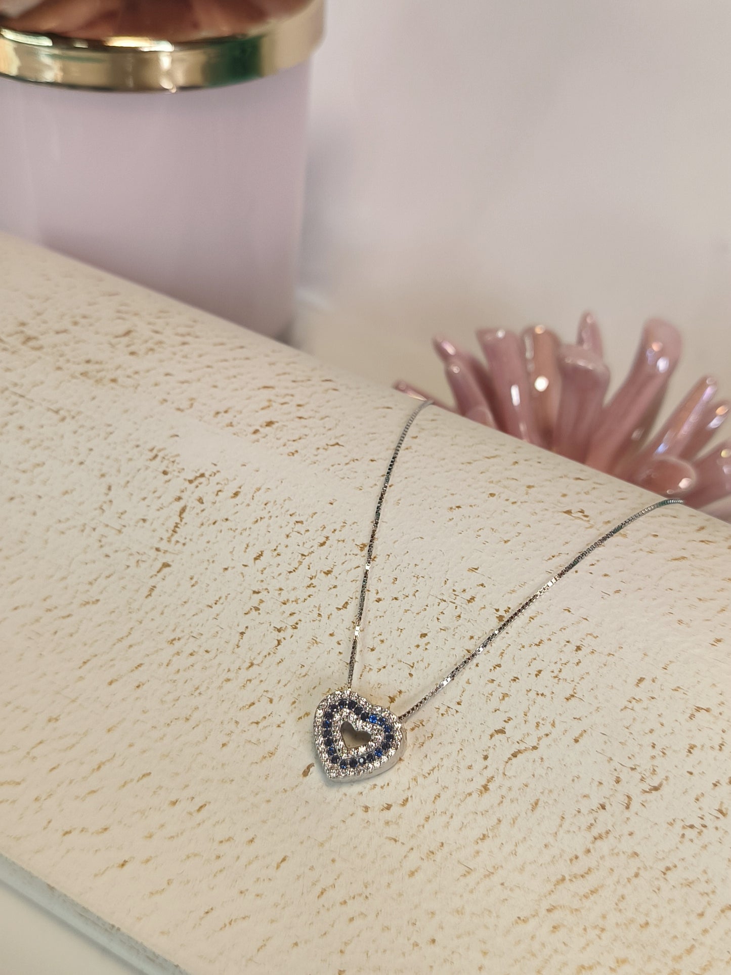 Collana in argento con cuore di zirconi bianchi e toni di blu