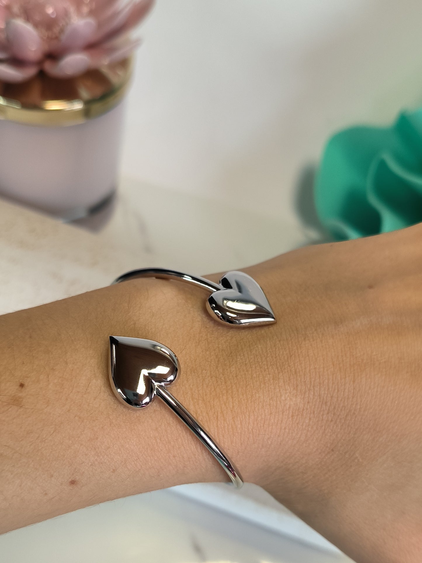 Bracciale in argento Cupido rigido con cuori .