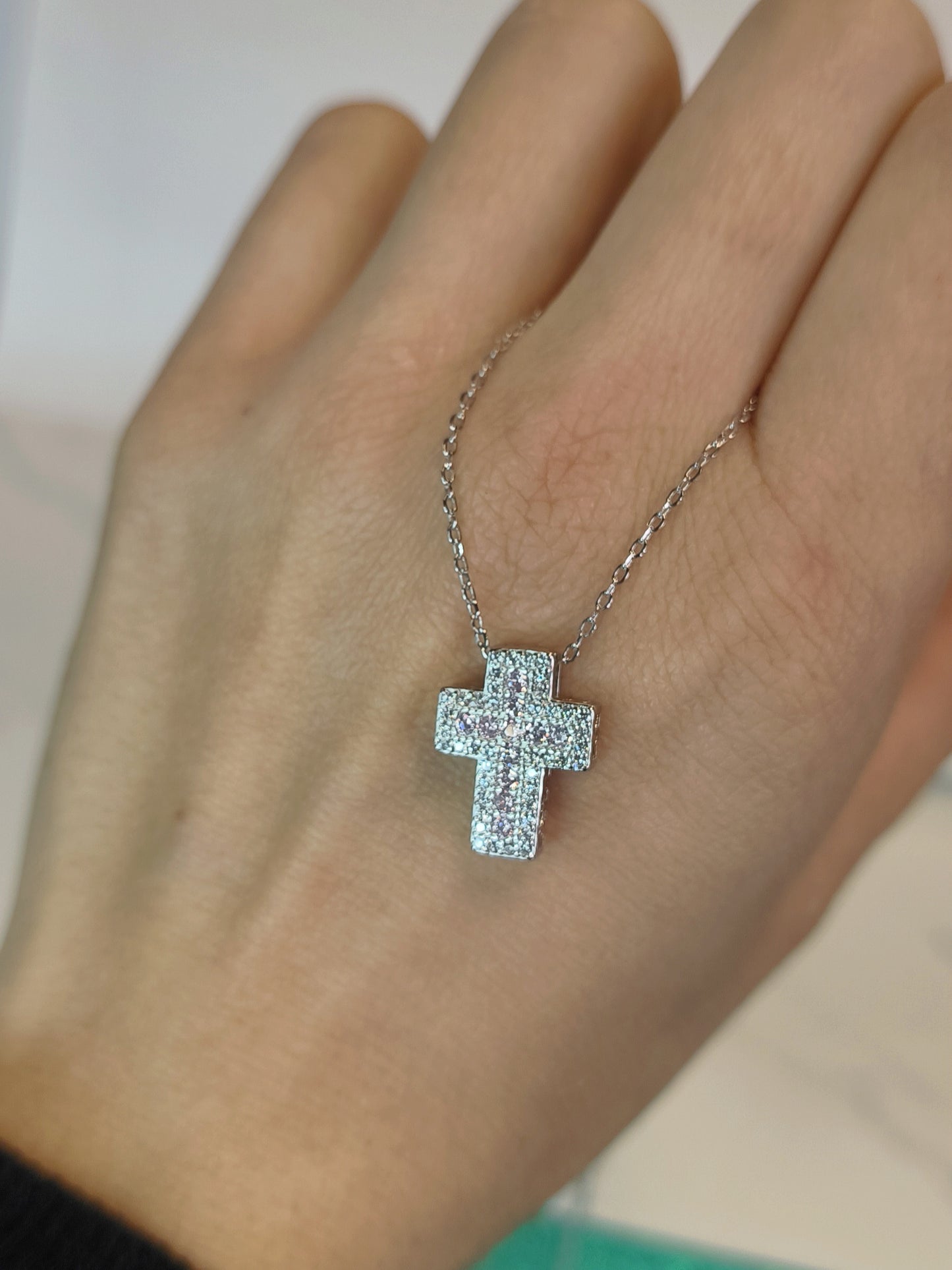 Collana in argento con croce di zirconi bianchi e toni di rosa