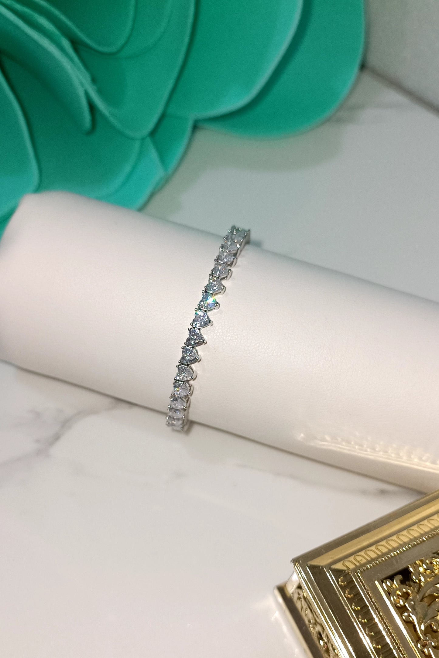 White heart tennis bracelet in 925 silver.