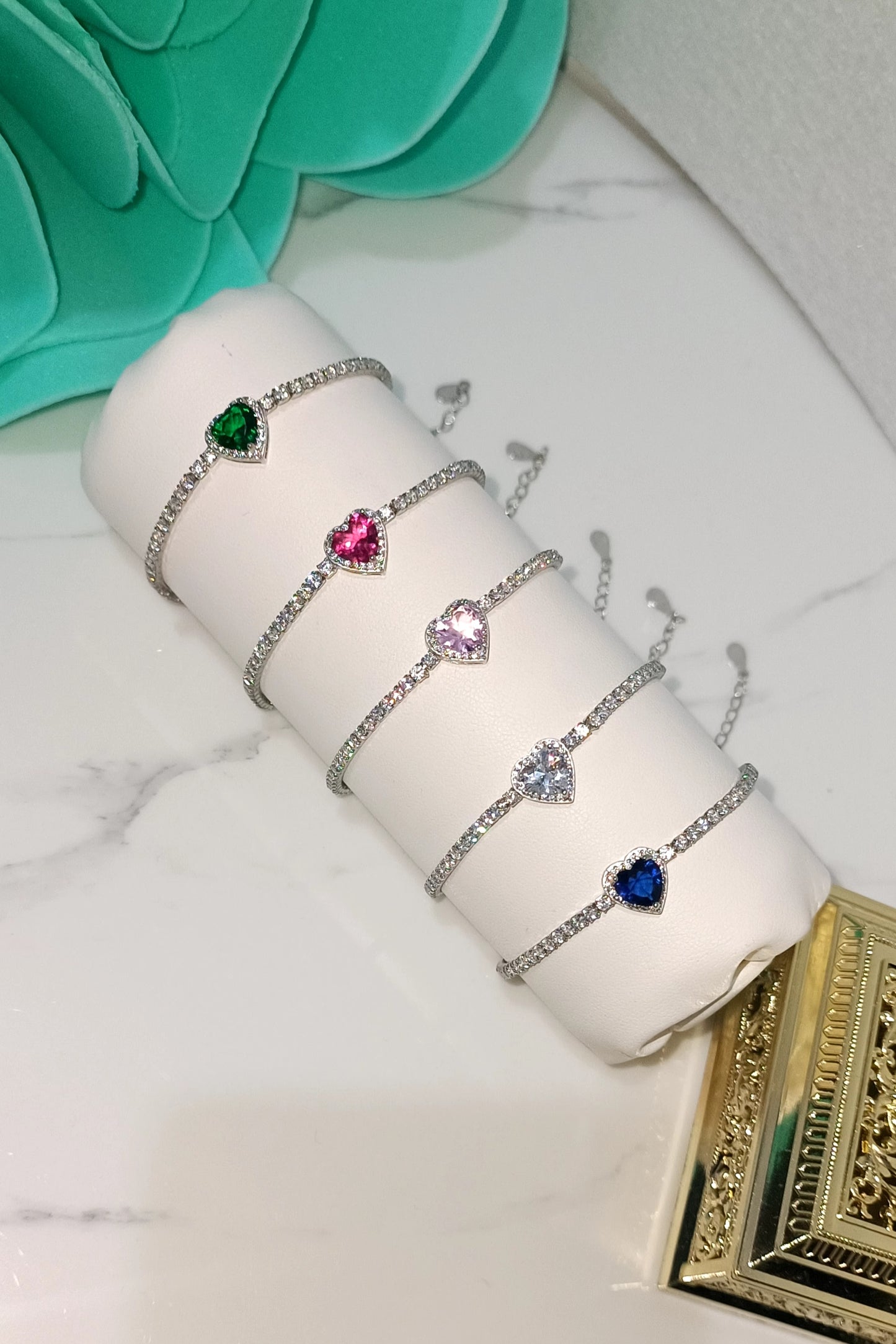 Tennis bracelet with blue sapphire heart in 925 silver and extra White diamond-cut zircons with adjustable closure
