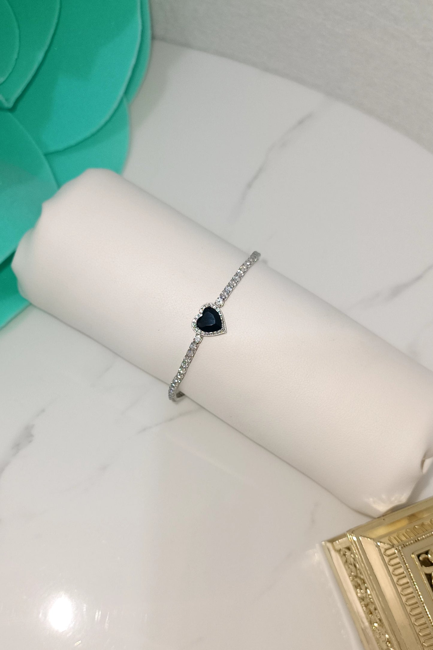Tennis bracelet with black heart in 925 silver and extra White diamond-cut zircons with adjustable closure.