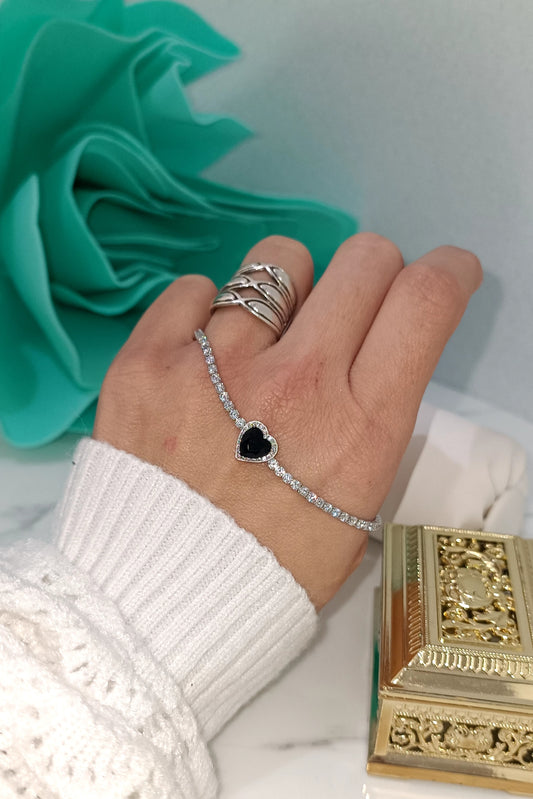 Bracciale tennis con cuore nero in argento 925 e zirconi extra White taglio diamante con chiusura regolabile.