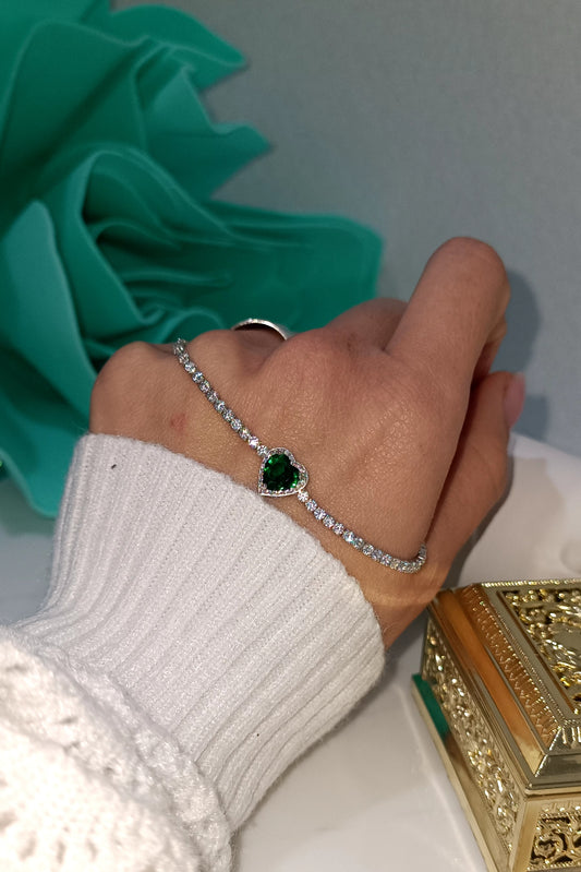 Bracciale tennis con cuore smeraldo in argento 925 e zirconi extra White taglio diamante con chiusura regolabile.