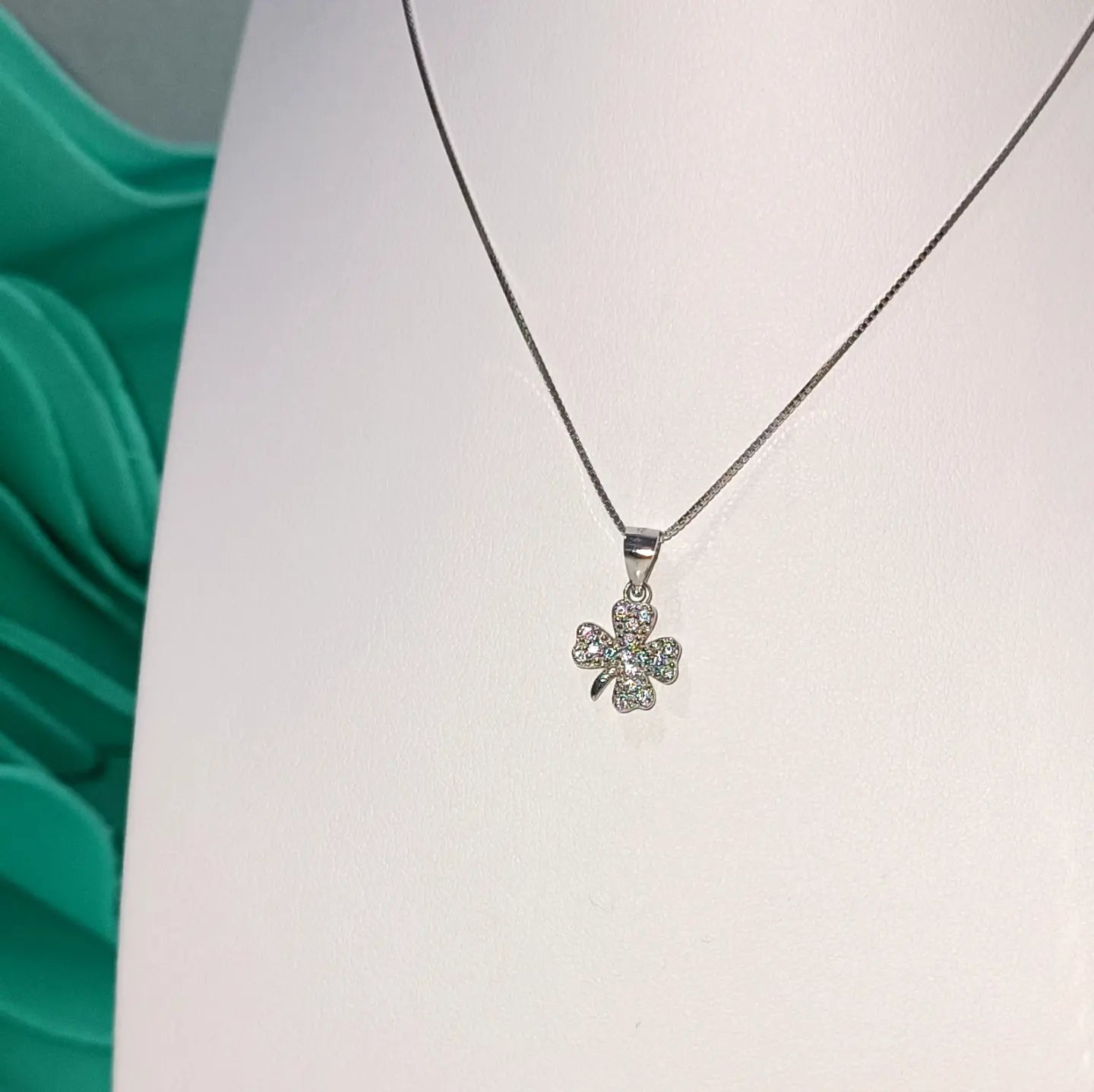 Collana quadrifoglio pavé