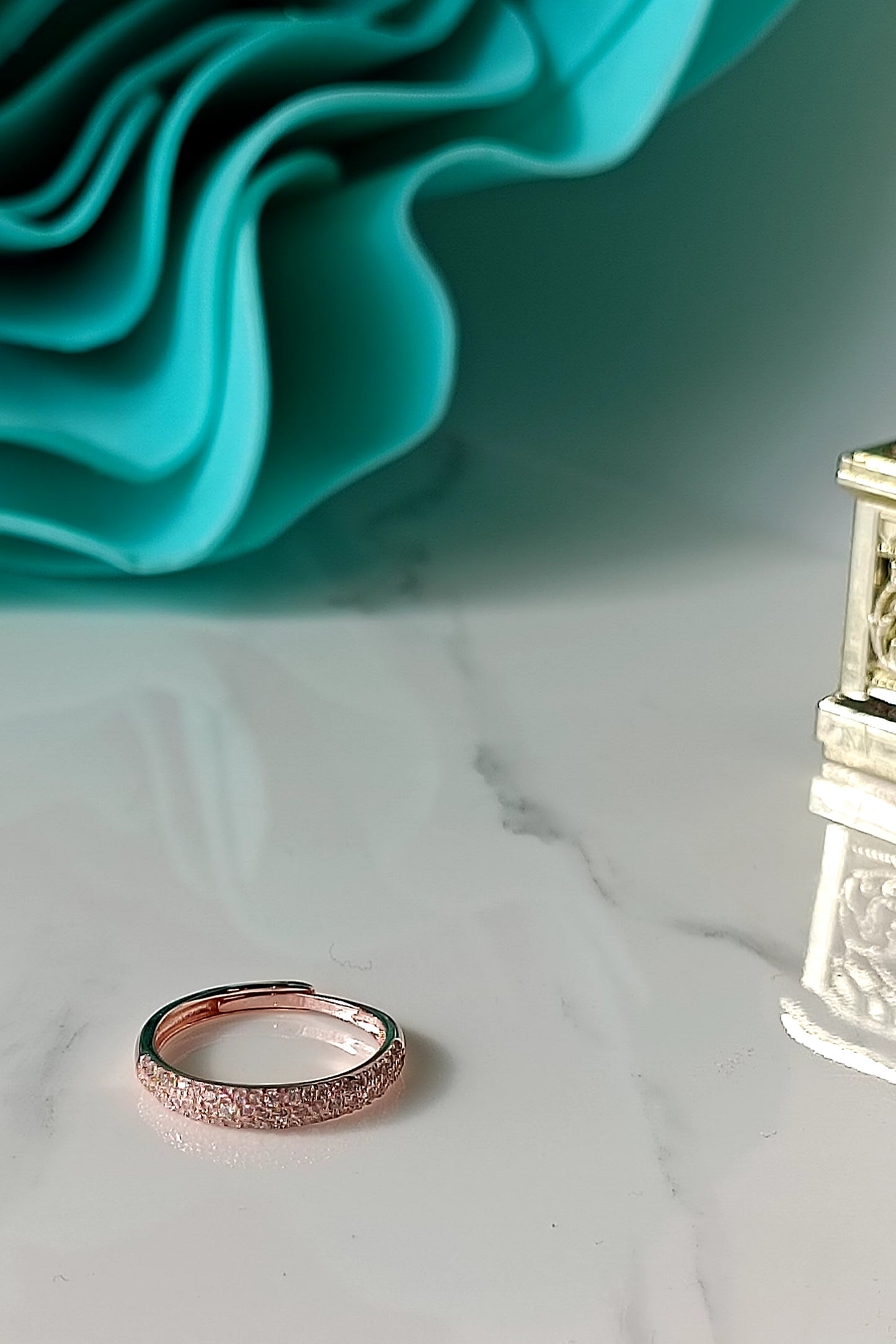 Joy-Ring aus 925er Silber mit Zirkonia-Pavé.