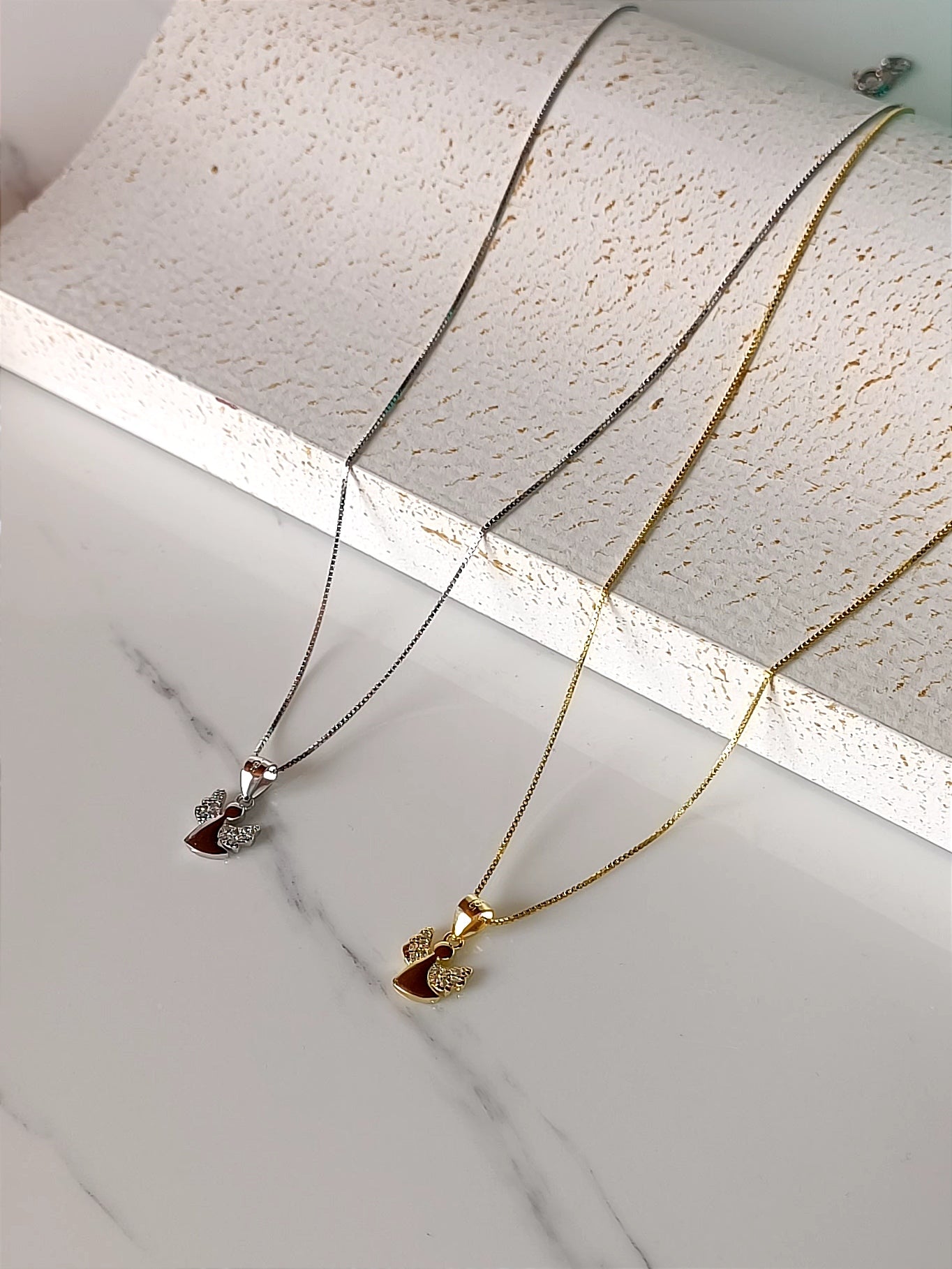 Collana angelo custode in argento 925 placcato oro e lavorazione pavé .