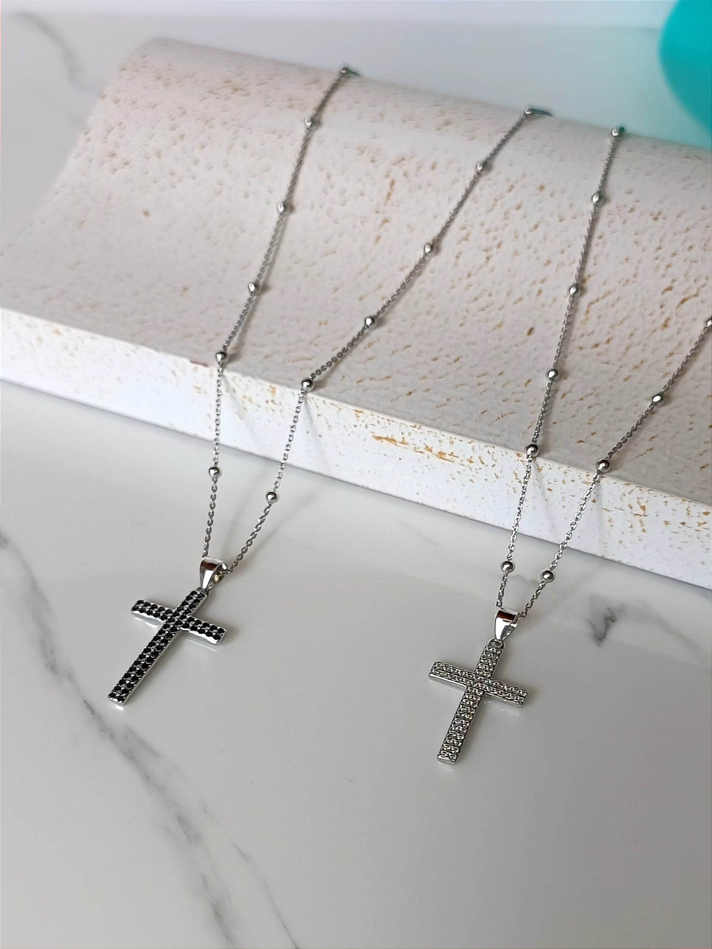 Collana in grani con croce in argento 925  e zirconi neri